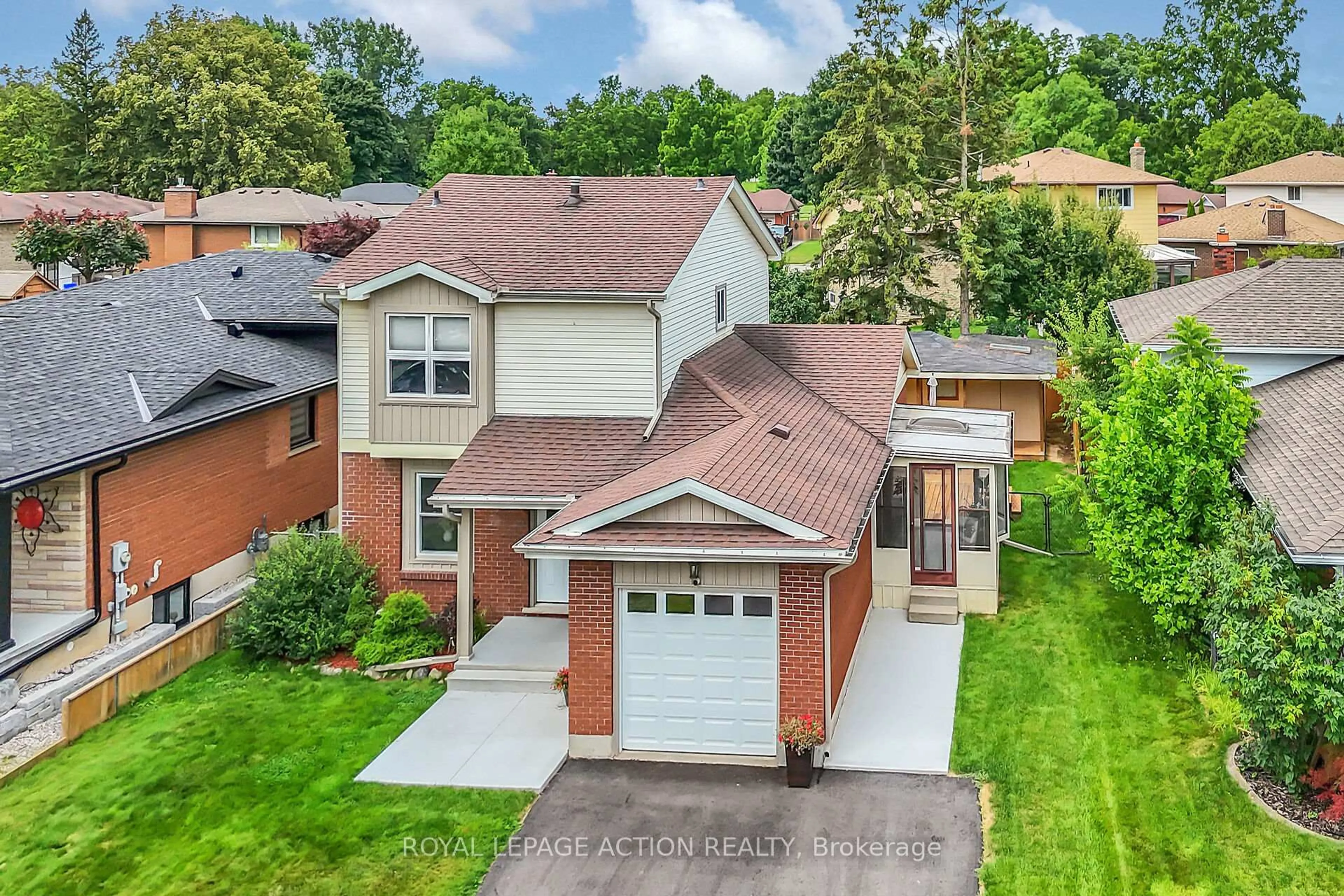 A pic from outside/outdoor area/front of a property/back of a property/a pic from drone, street for 41 Farringford Dr, Brantford Ontario N3R 6K5