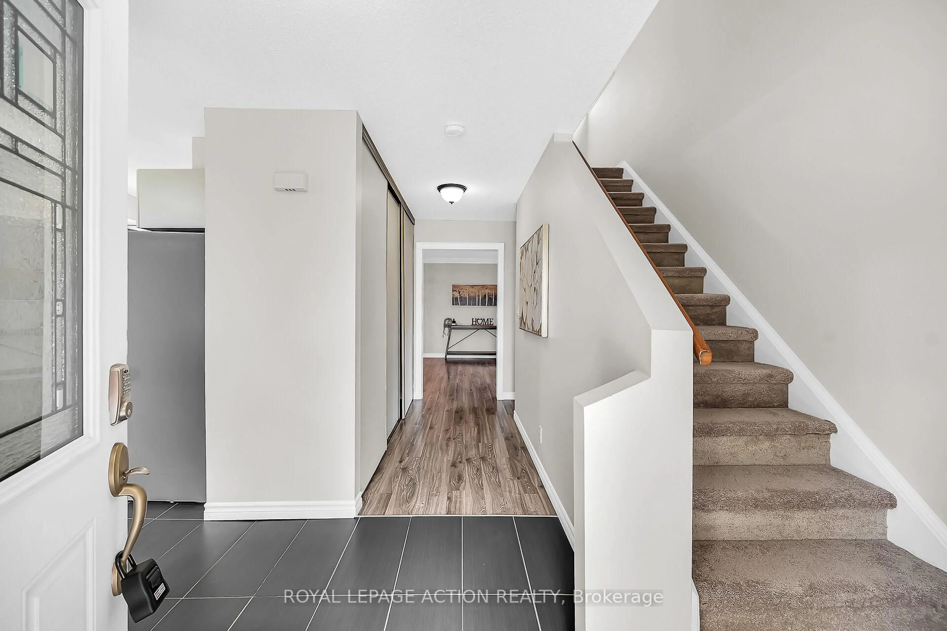 Indoor entryway for 41 Farringford Dr, Brantford Ontario N3R 6K5
