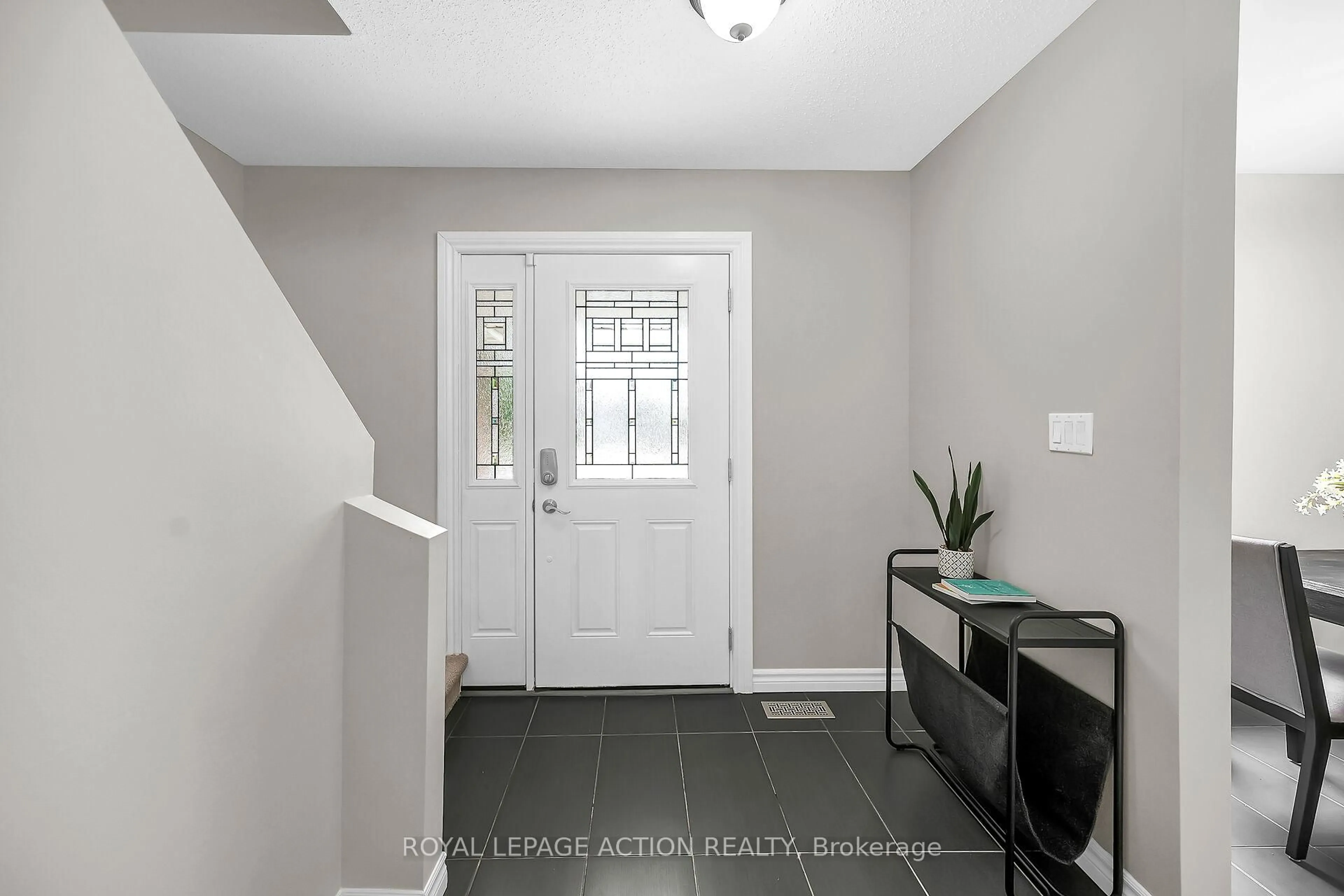 Indoor entryway for 41 Farringford Dr, Brantford Ontario N3R 6K5