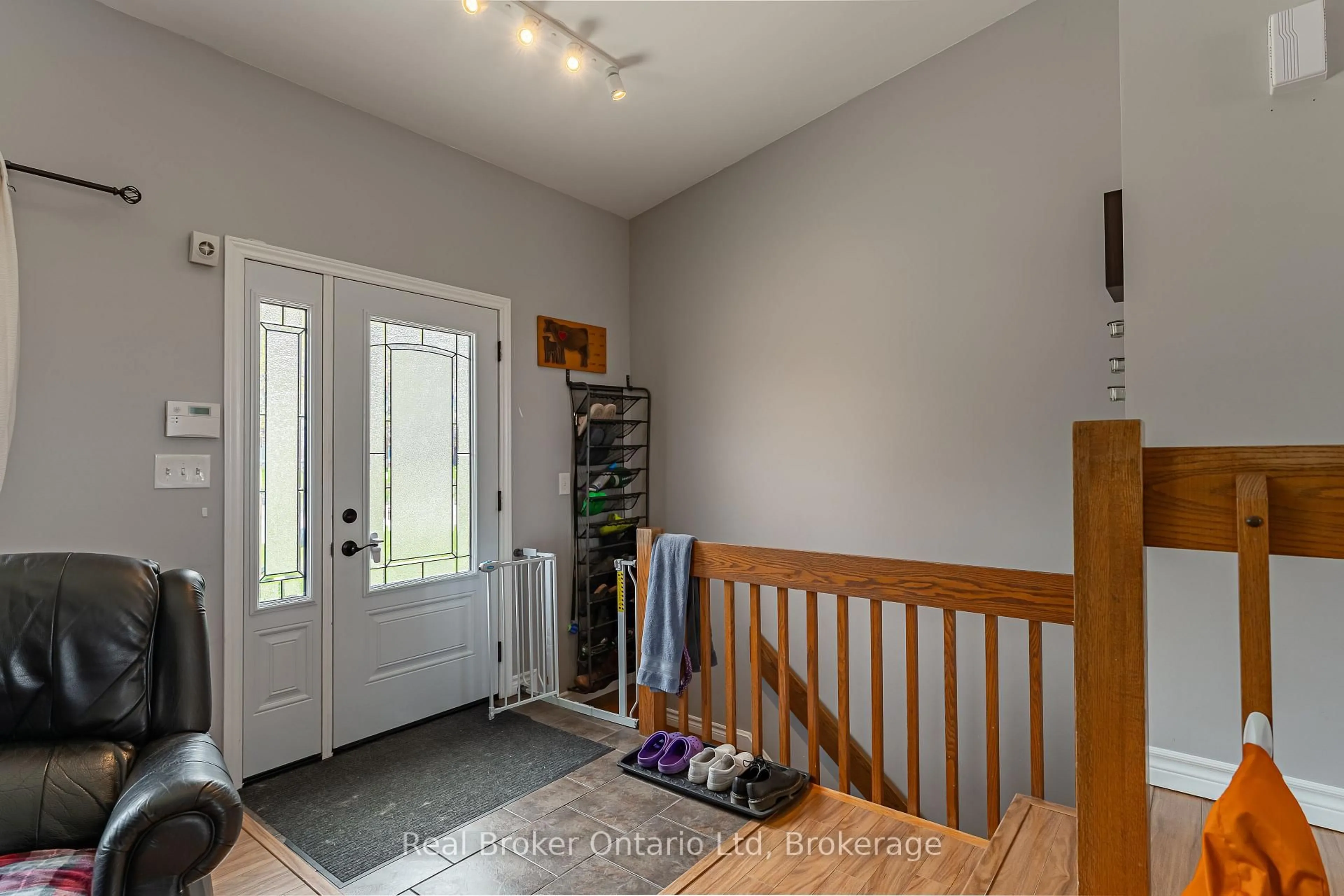 Indoor entryway for 320 8th 'A' Ave, Owen Sound Ontario N4K 3A2