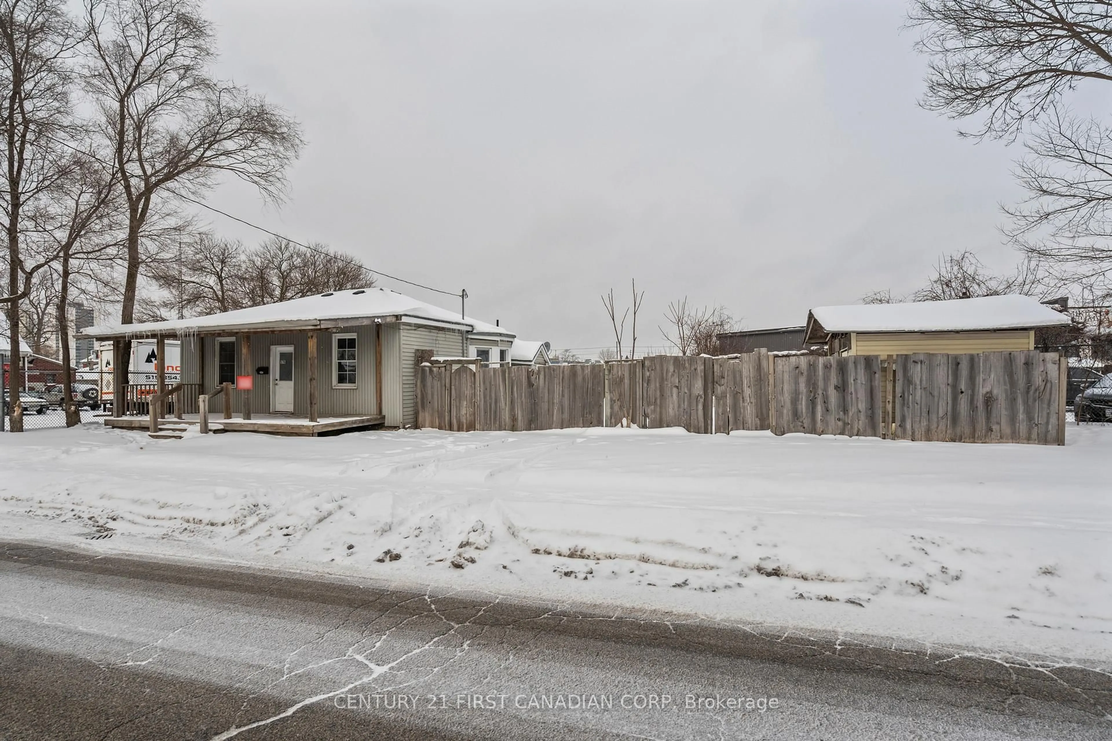 A pic from outside/outdoor area/front of a property/back of a property/a pic from drone, street for 576 Horton St, London East Ontario N6B 1M7