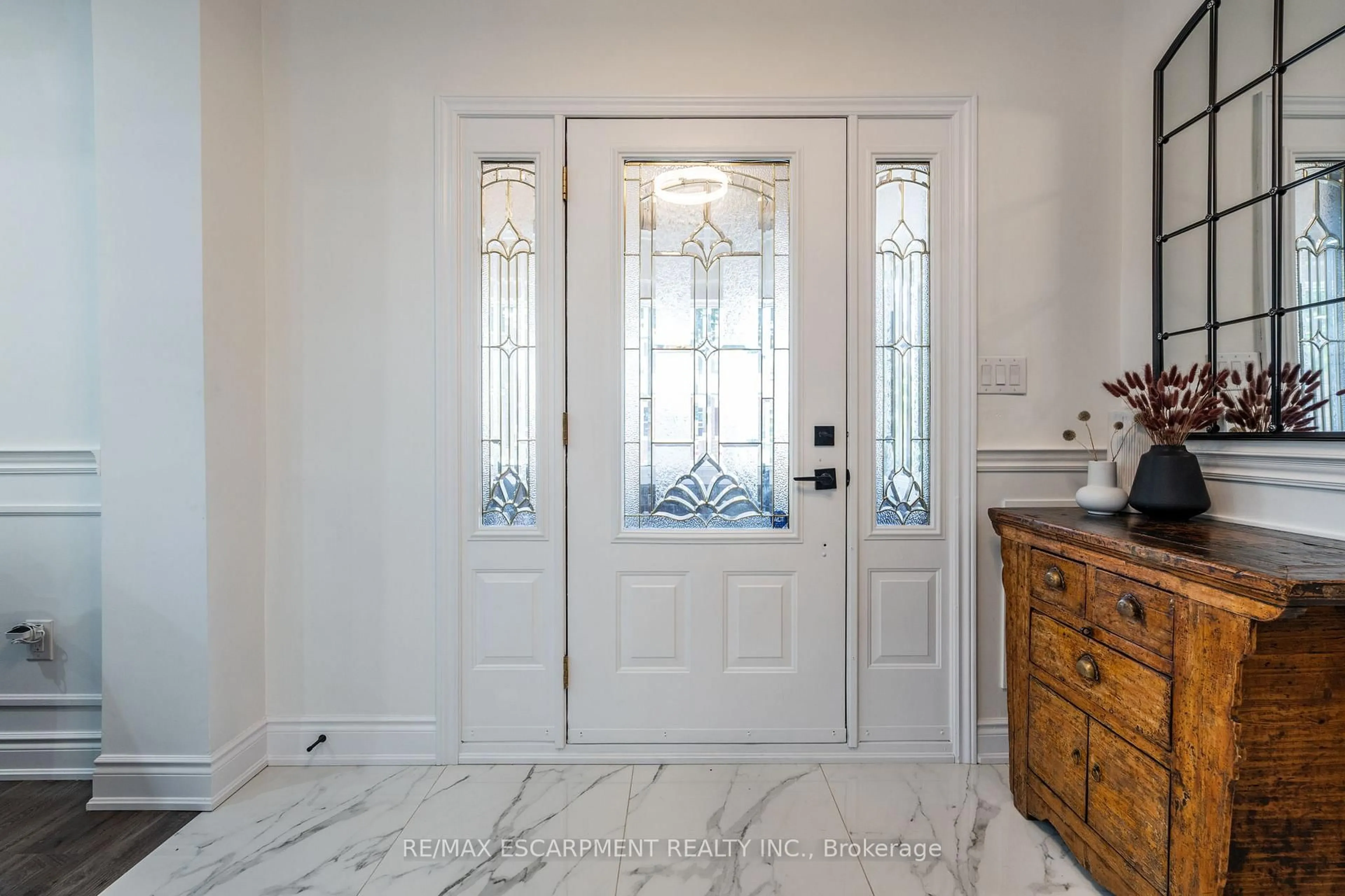 Indoor entryway for 85 Balsam Ave, Hamilton Ontario L8M 3B2