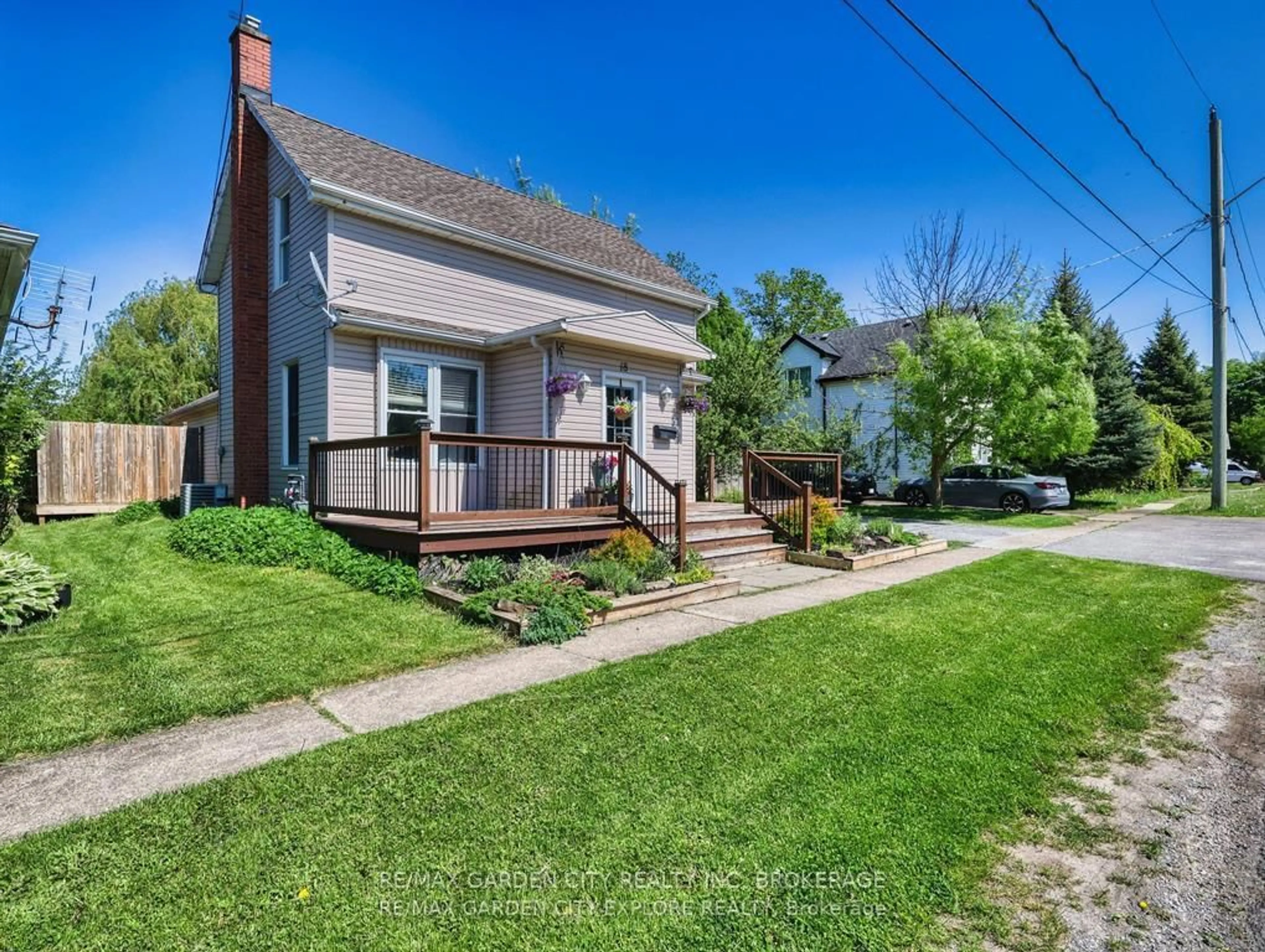 A pic from outside/outdoor area/front of a property/back of a property/a pic from drone, street for 18 ST. PETER St, St. Catharines Ontario L2T 1N8