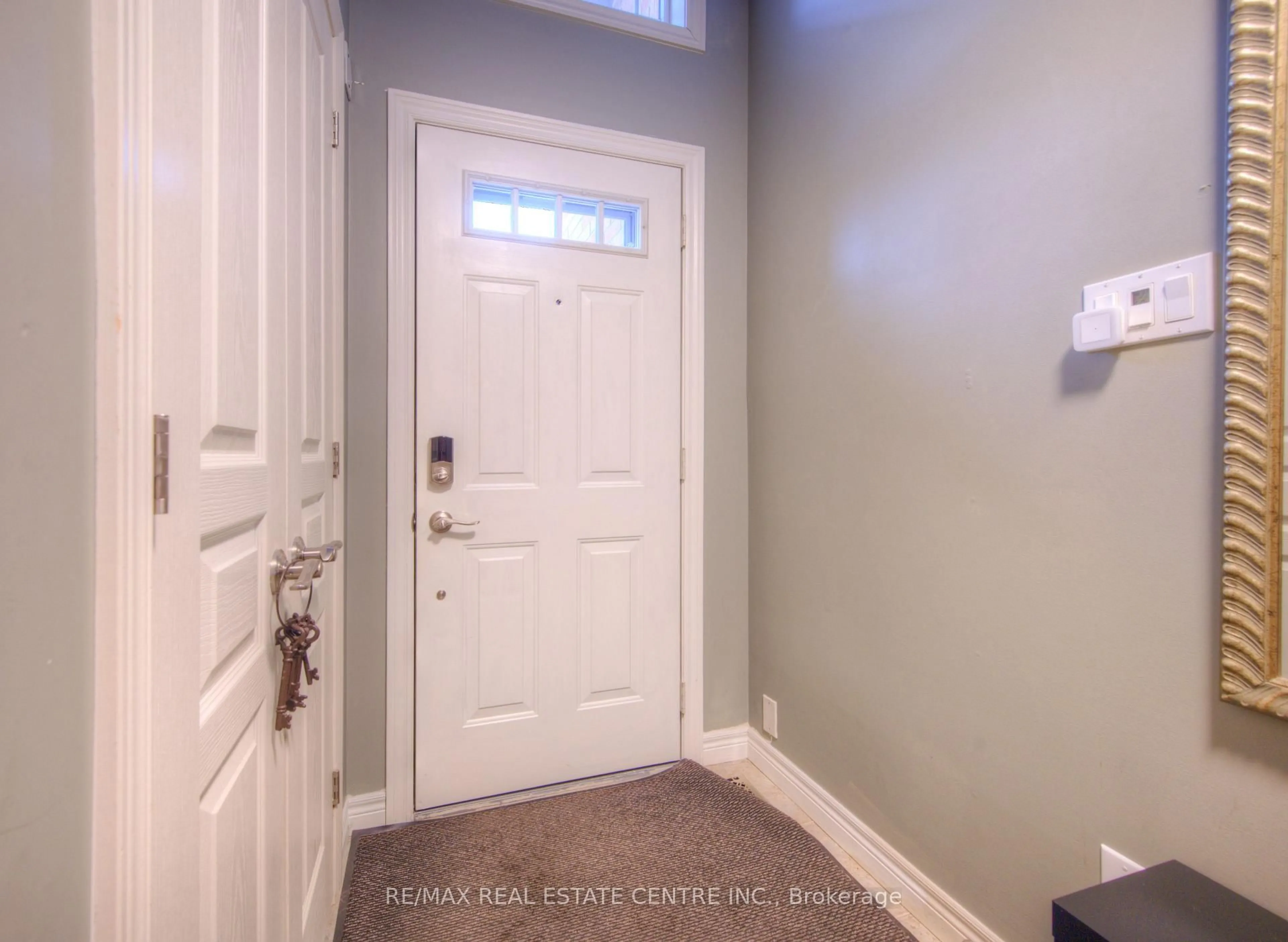 Indoor entryway for 242 Upper Mount Albion Rd #33, Hamilton Ontario L8J 0B1