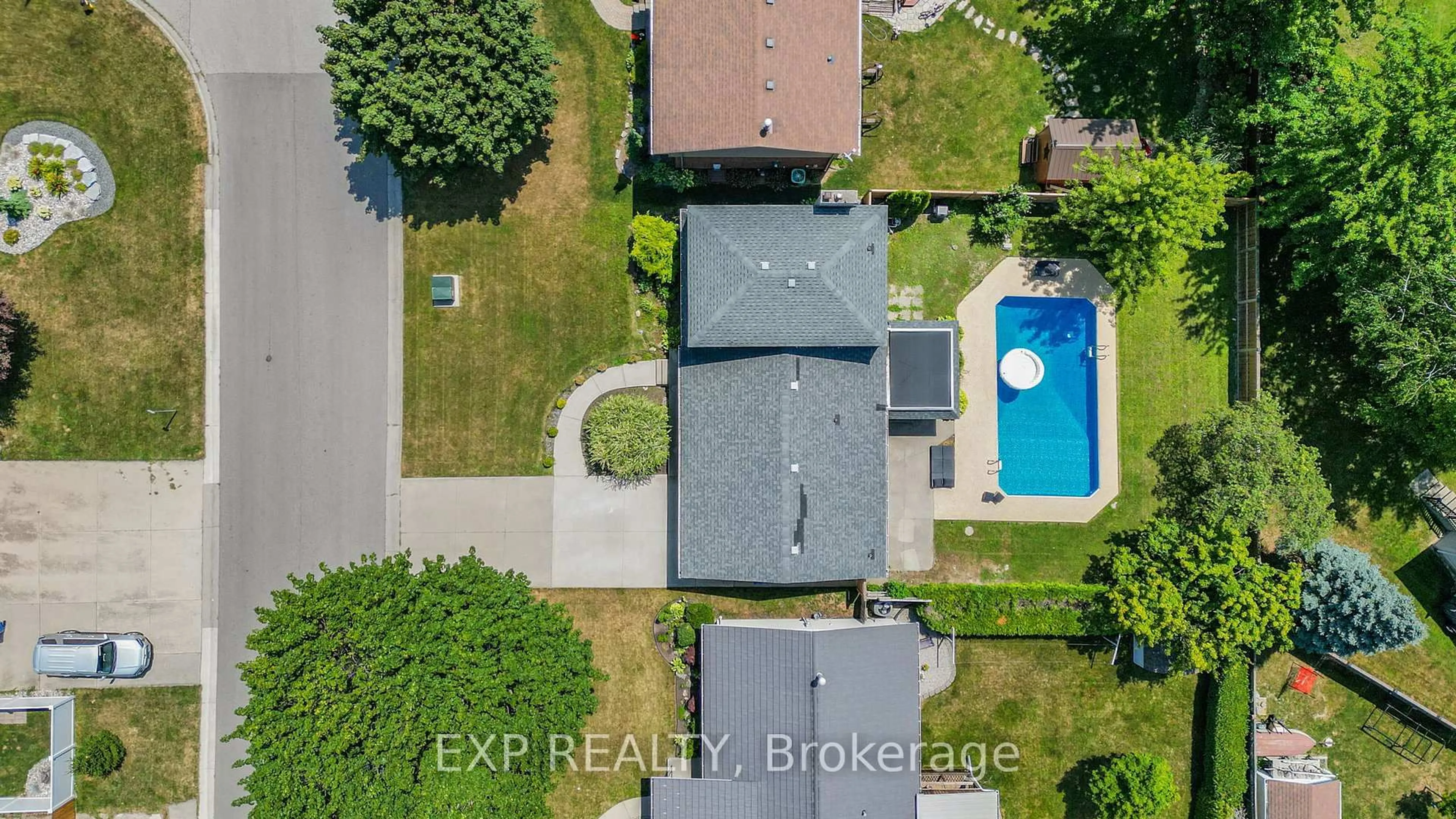 A pic from outside/outdoor area/front of a property/back of a property/a pic from drone, street for 71 Parry Dr, Chatham-Kent Ontario N7L 2J1