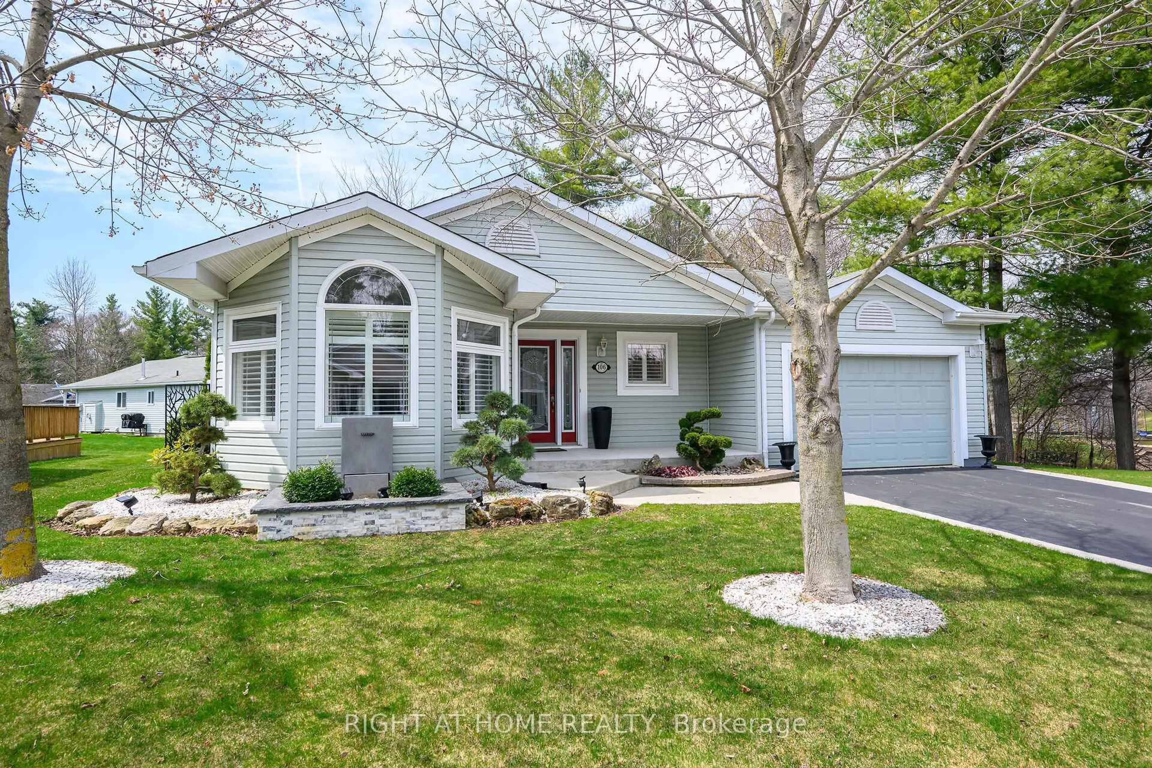 Home with vinyl exterior material, street for 106 Bushmill Circ, Hamilton Ontario L8B 1A5