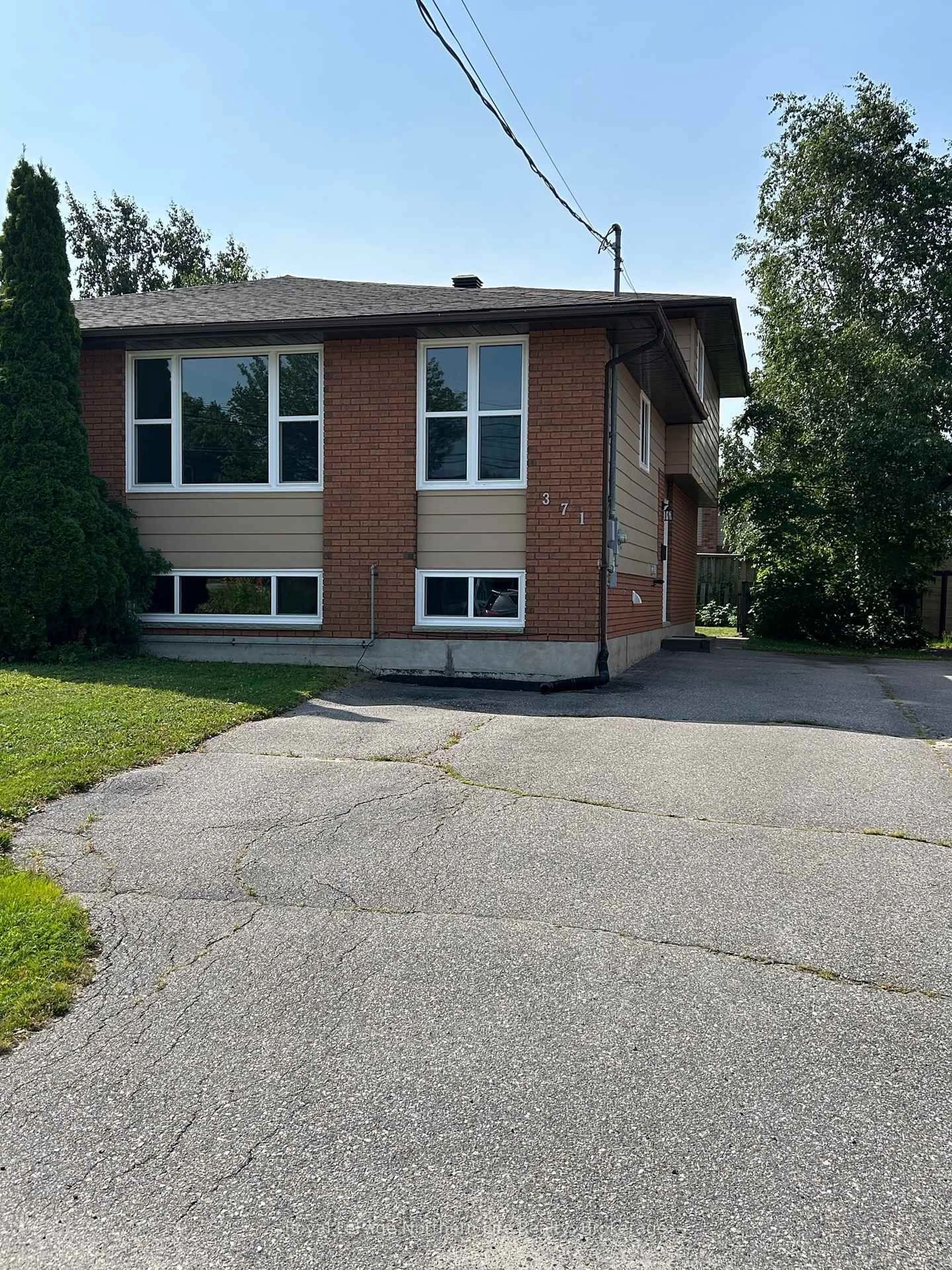 Home with vinyl exterior material, street for 371 Oakwood Ave, North Bay Ontario P1B 9C6