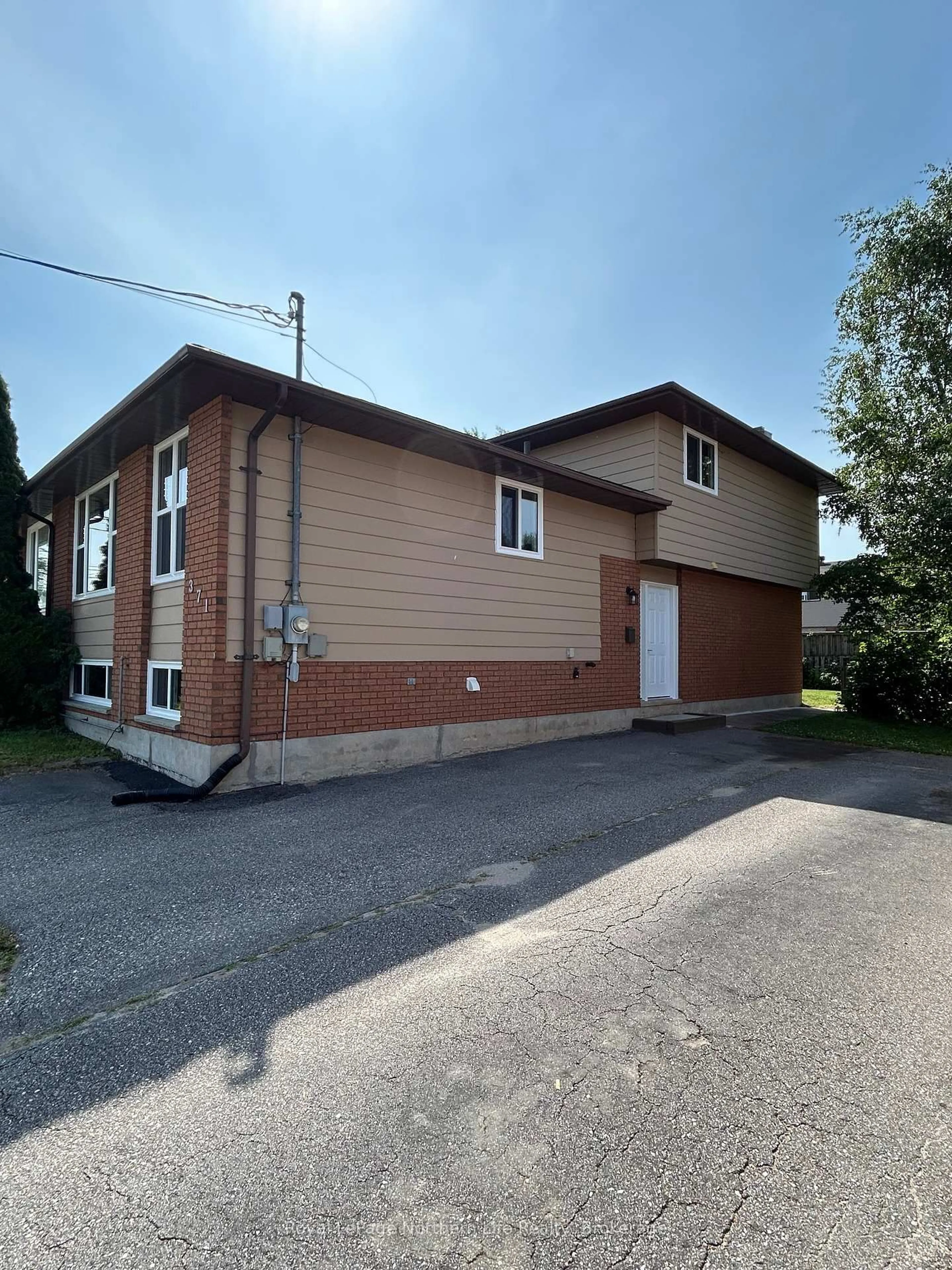 Unknown for 371 Oakwood Ave, North Bay Ontario P1B 9C6