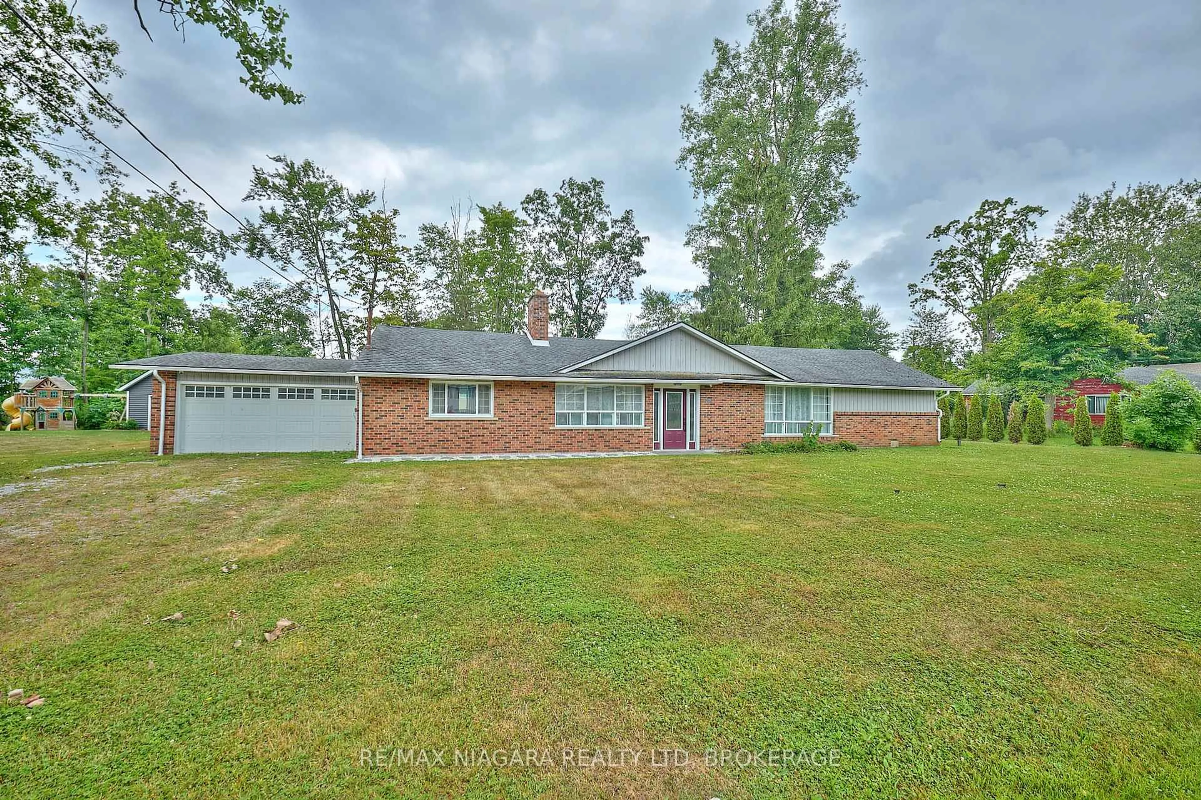 A pic from outside/outdoor area/front of a property/back of a property/a pic from drone, water/lake/river/ocean view for 3169 Hyman Ave, Fort Erie Ontario L0S 1N0
