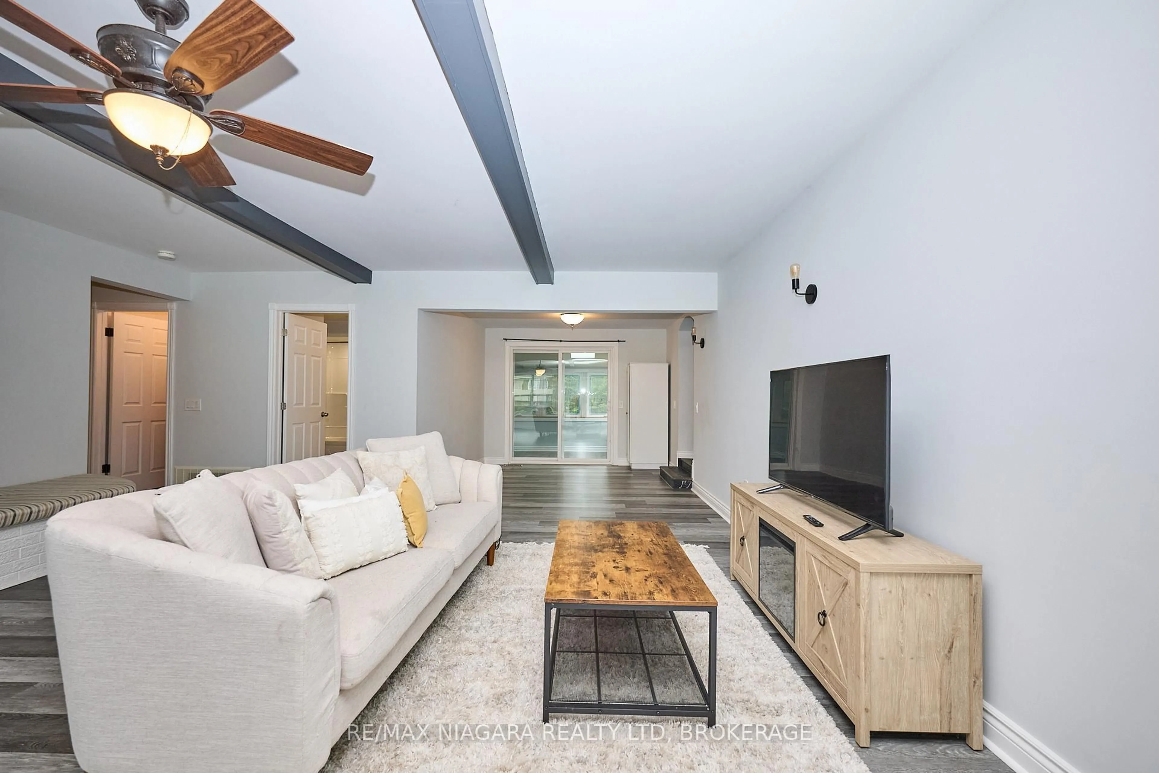Living room with furniture, unknown for 3169 Hyman Ave, Fort Erie Ontario L0S 1N0