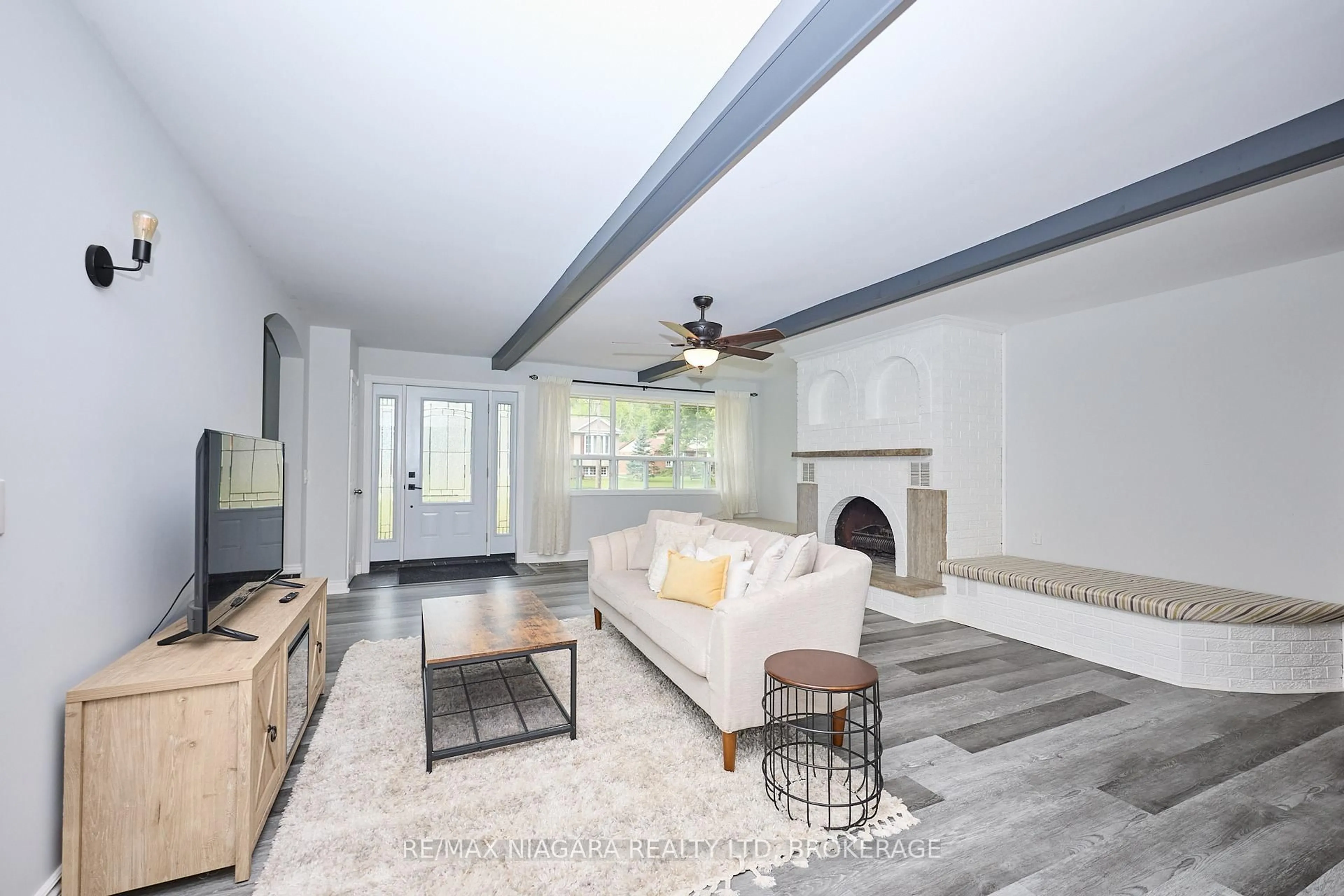 Living room with furniture, unknown for 3169 Hyman Ave, Fort Erie Ontario L0S 1N0