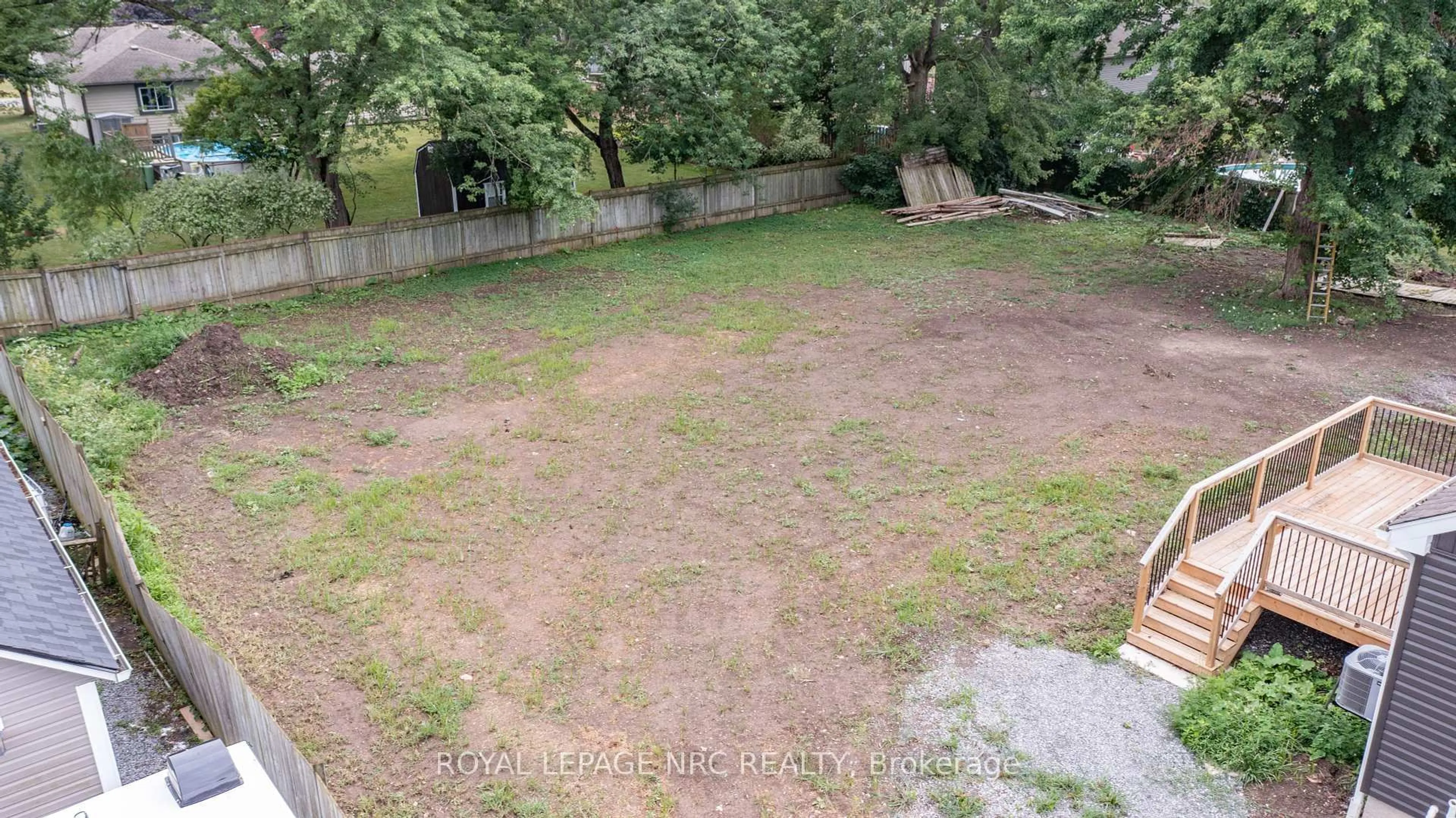 A pic from outside/outdoor area/front of a property/back of a property/a pic from drone, street for 88 Merritt Pkwy, Port Colborne Ontario L3K 3Y1
