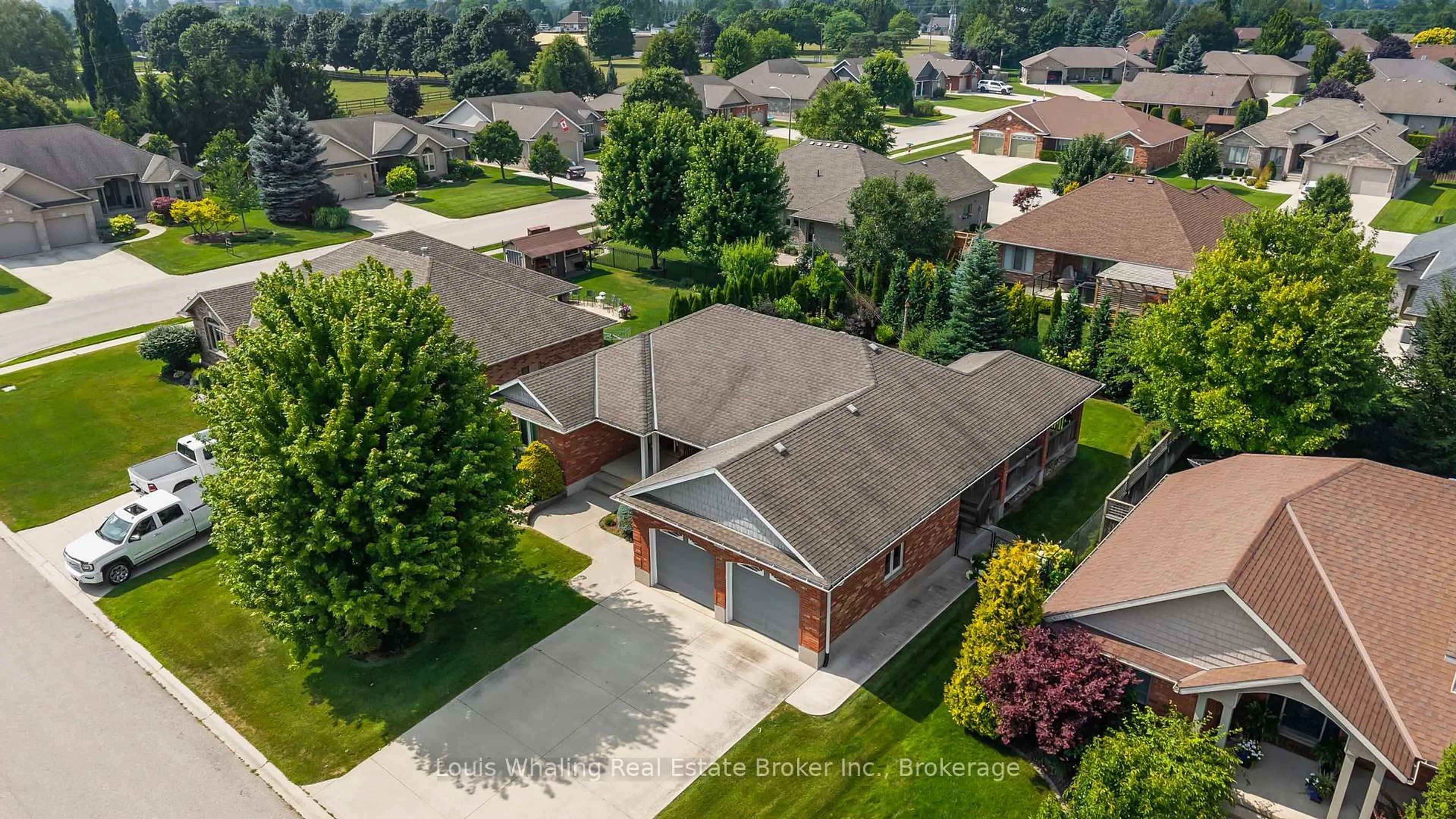 A pic from outside/outdoor area/front of a property/back of a property/a pic from drone, street for 394 4th St, Hanover Ontario N4N 3V2
