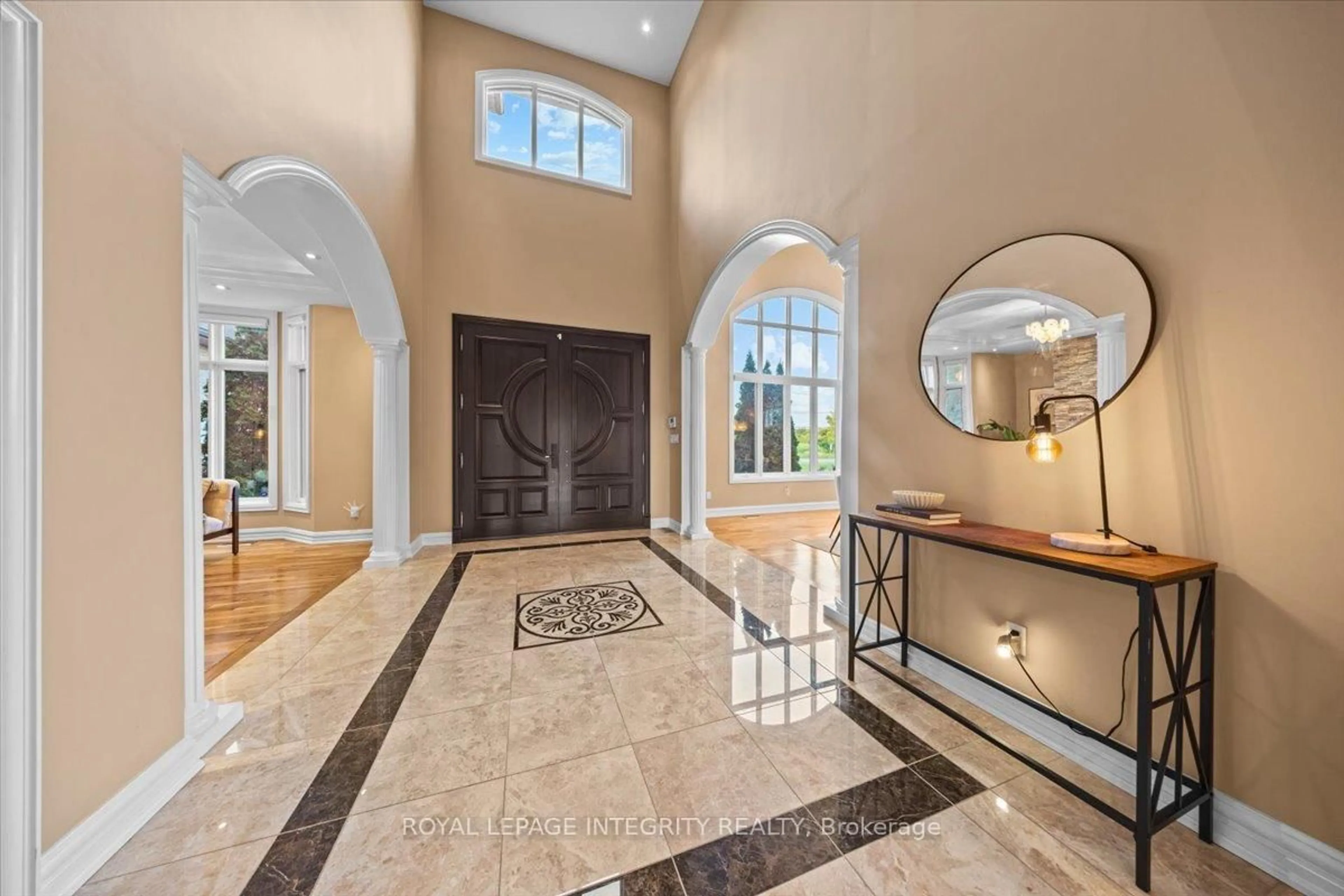 Indoor foyer for 1180 River Rd, Ottawa Ontario K4M 1B4