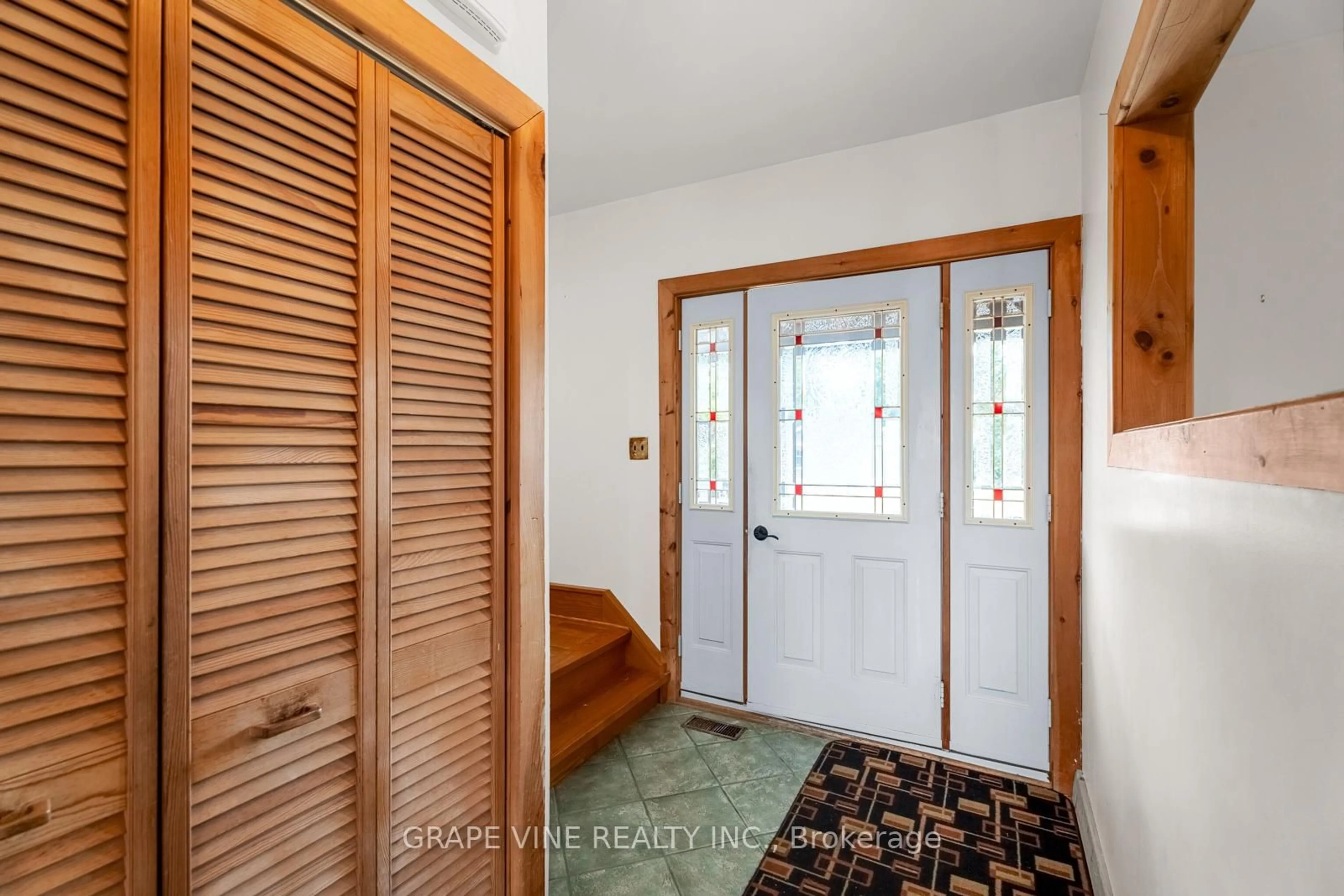 Indoor entryway for 3241 Elizabeth St, Osgoode Ontario K0A 2W0