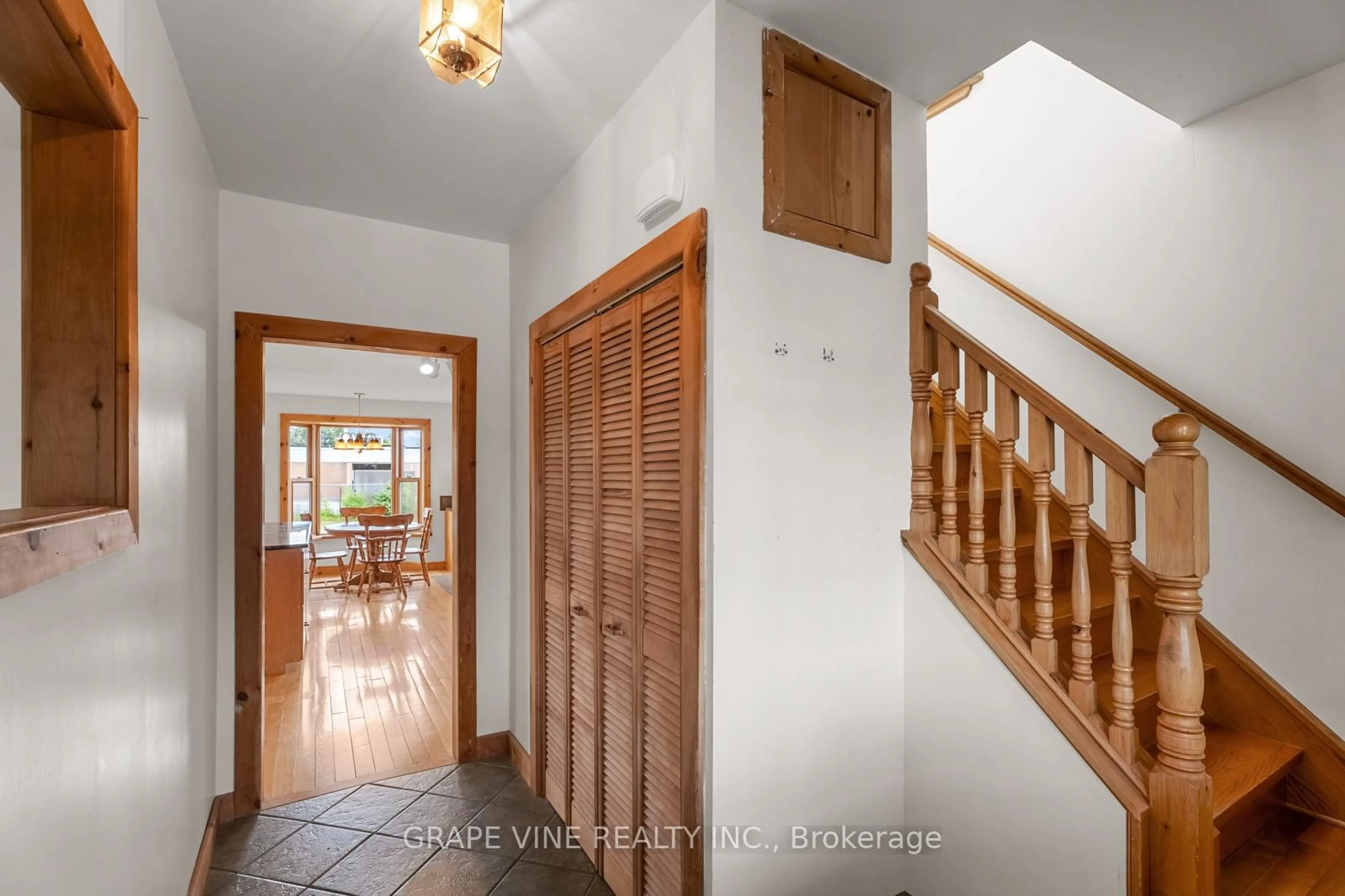 Indoor entryway for 3241 Elizabeth St, Osgoode Ontario K0A 2W0
