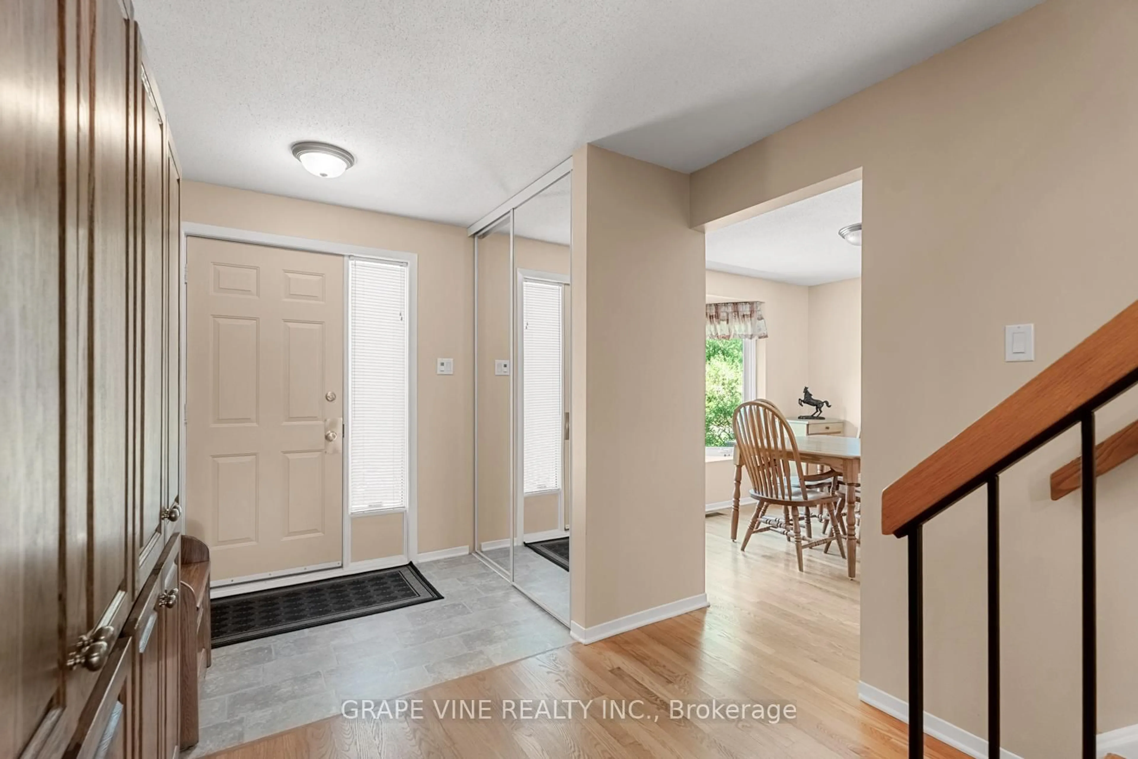 Indoor entryway for 34 Four Seasons Dr, Ottawa Ontario K2E 7P8