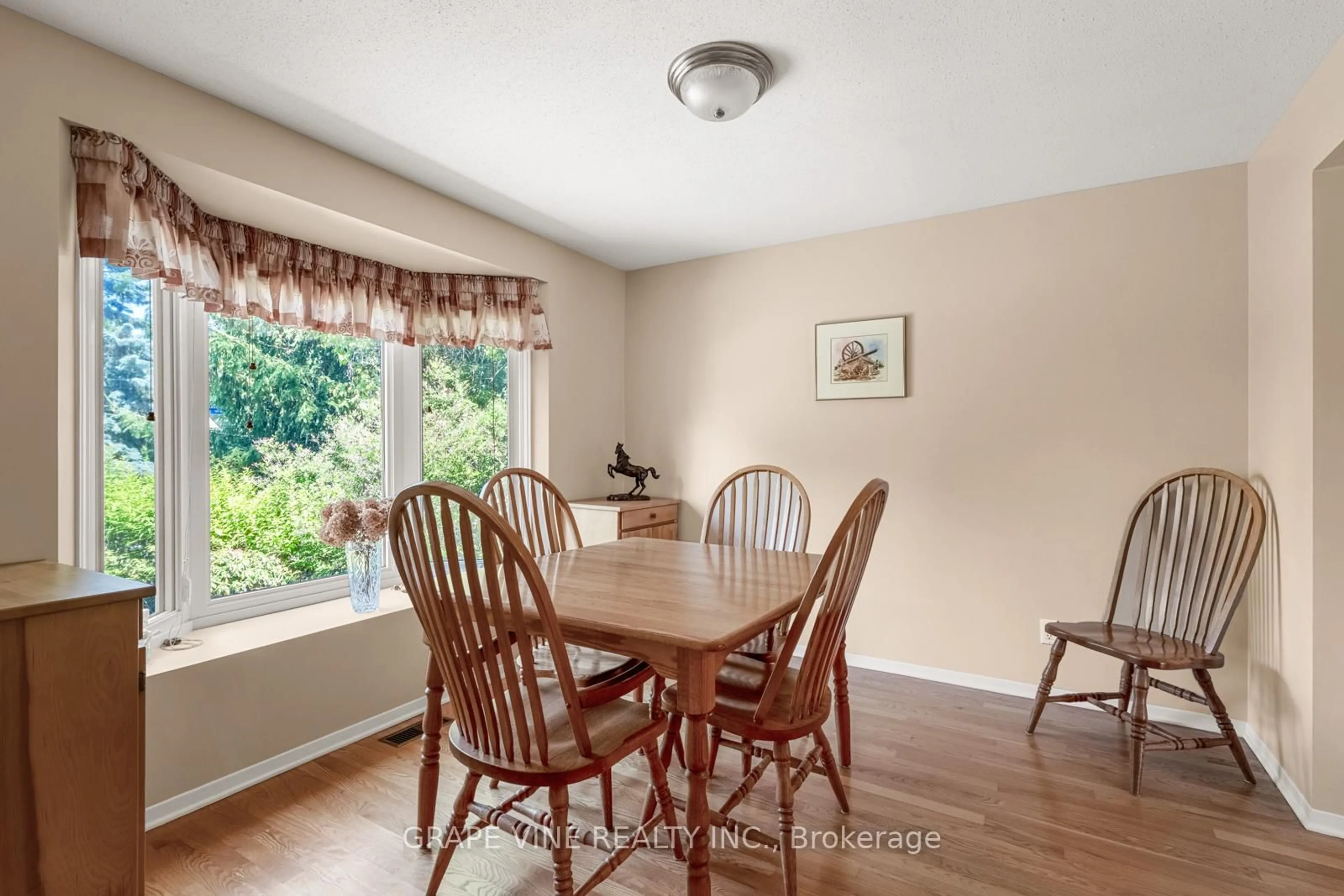 Dining room, wood/laminate floor for 34 Four Seasons Dr, Ottawa Ontario K2E 7P8