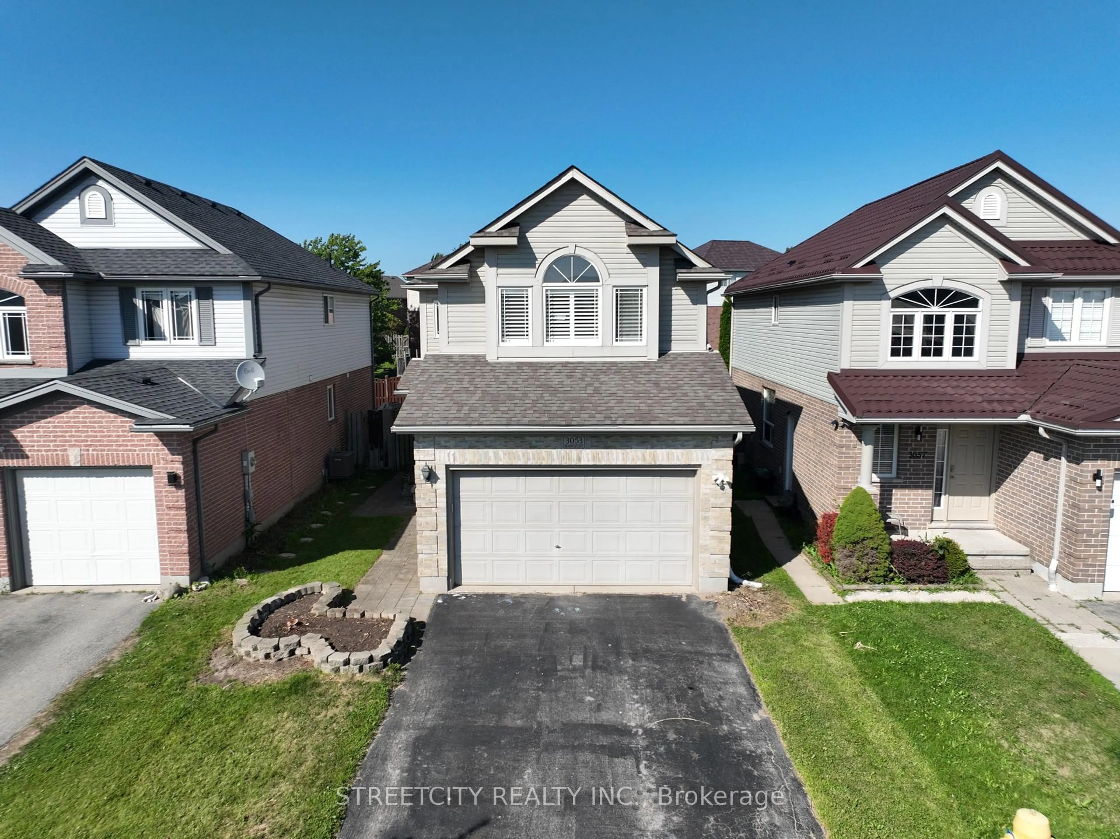 A pic from outside/outdoor area/front of a property/back of a property/a pic from drone, street for 3053 Meadowgate Blvd, London South Ontario L6M 1L1