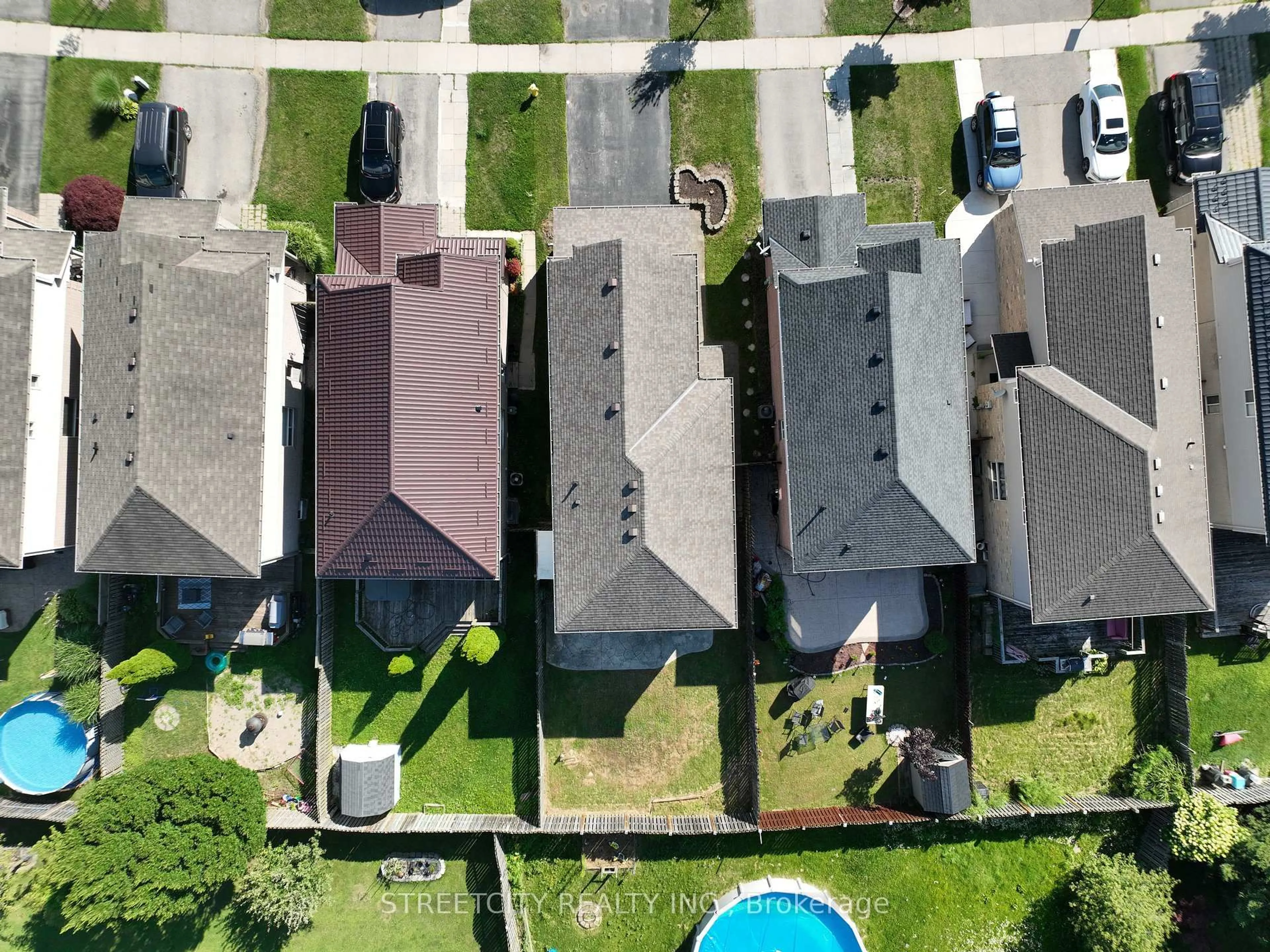 A pic from outside/outdoor area/front of a property/back of a property/a pic from drone, street for 3053 Meadowgate Blvd, London South Ontario L6M 1L1