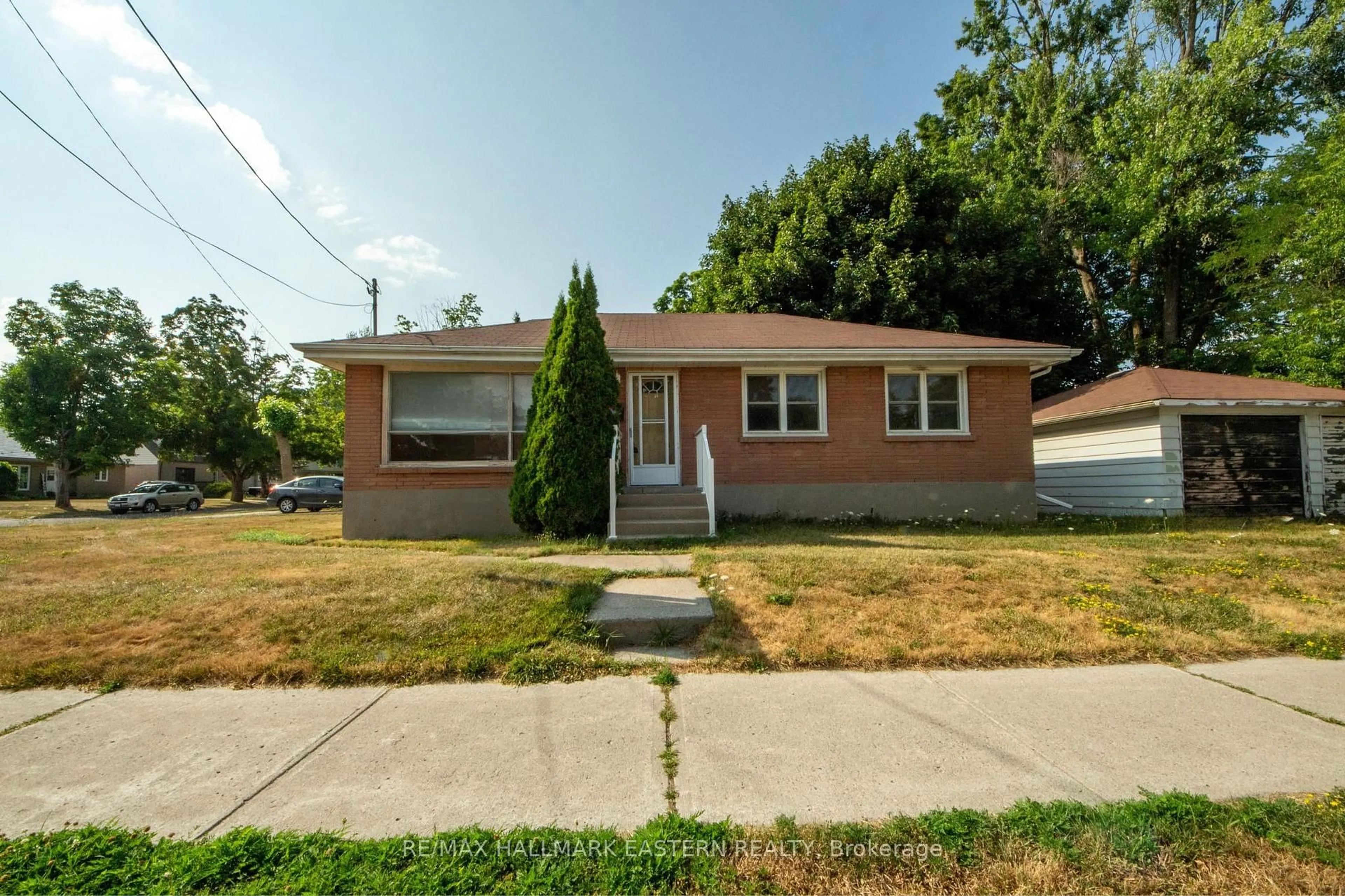 Home with vinyl exterior material, street for 812 Argyle St, Peterborough North Ontario K9H 5T3