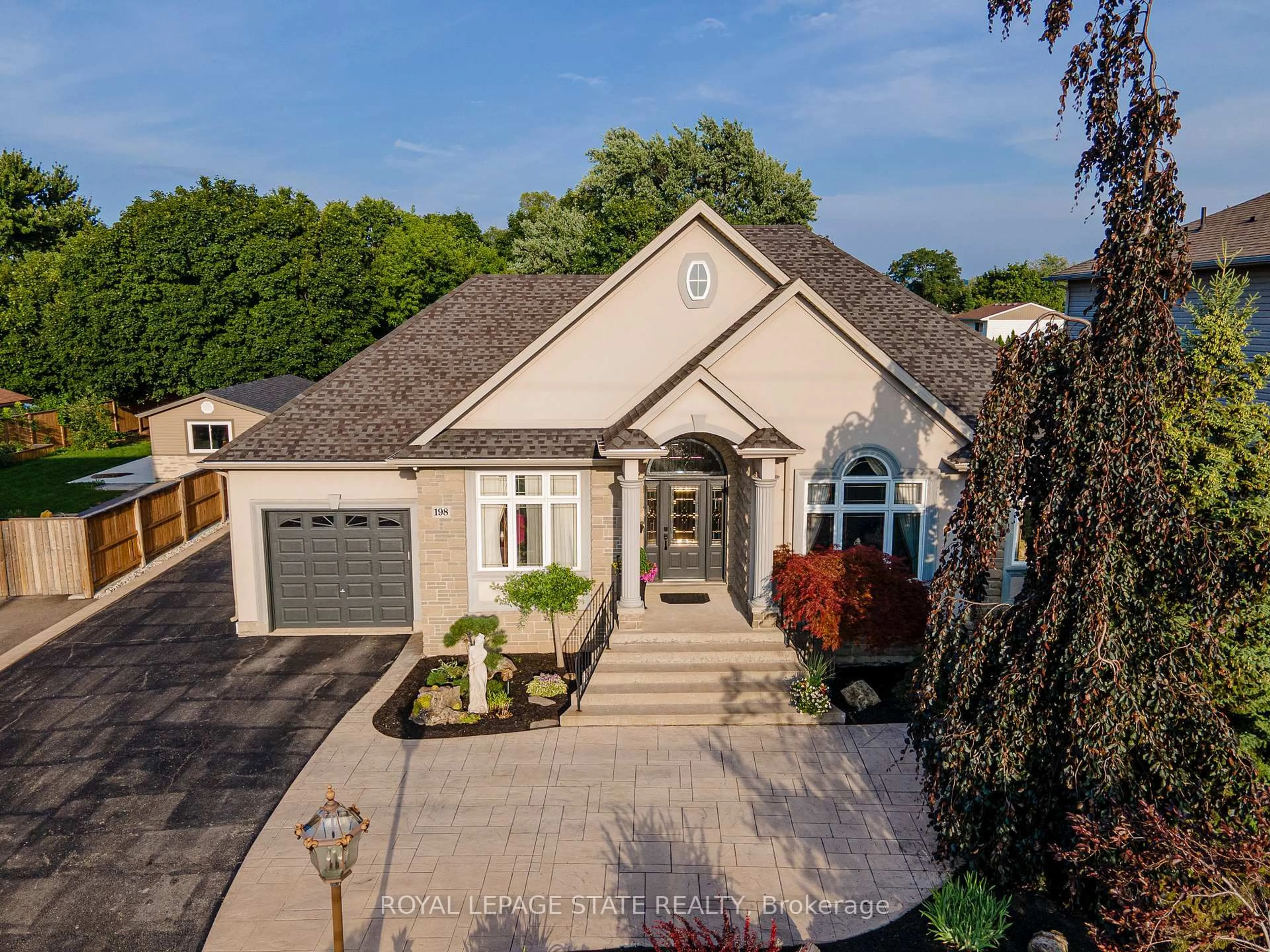 A pic from outside/outdoor area/front of a property/back of a property/a pic from drone, street for 198 Gray Rd, Hamilton Ontario L8E 1T7
