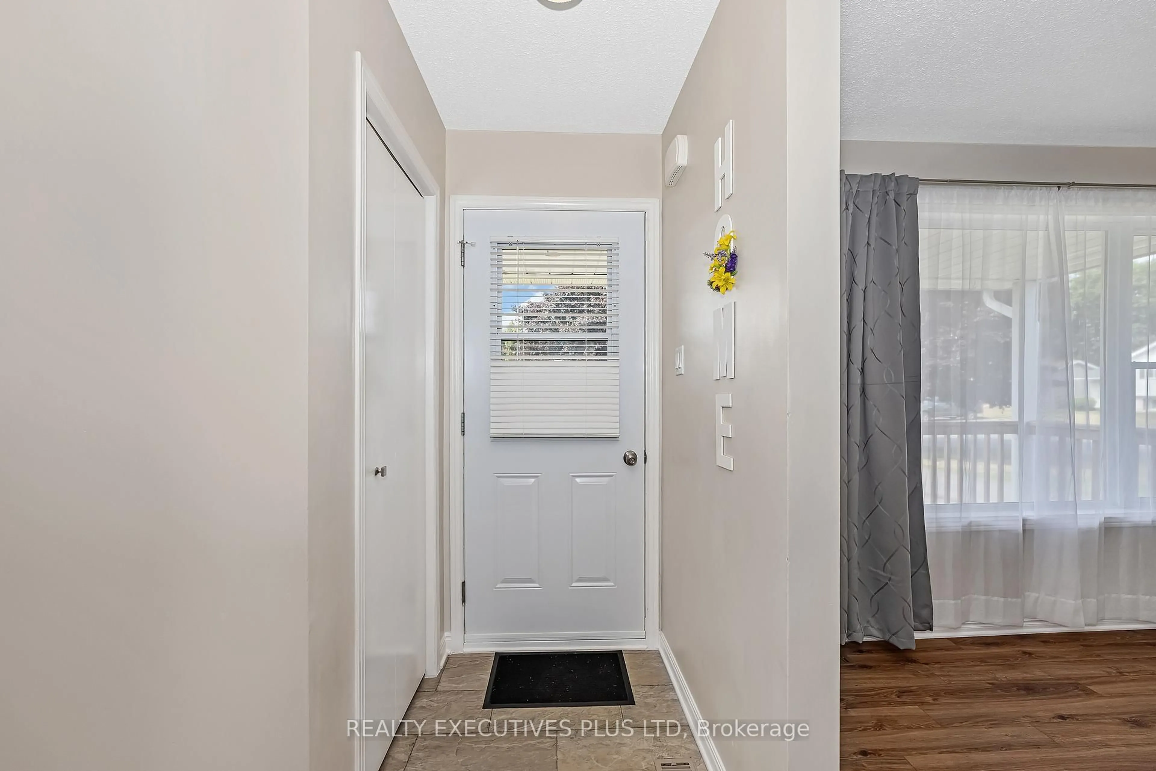 Indoor entryway for 8 Carman Crt, South Dundas Ontario K0E 1K0