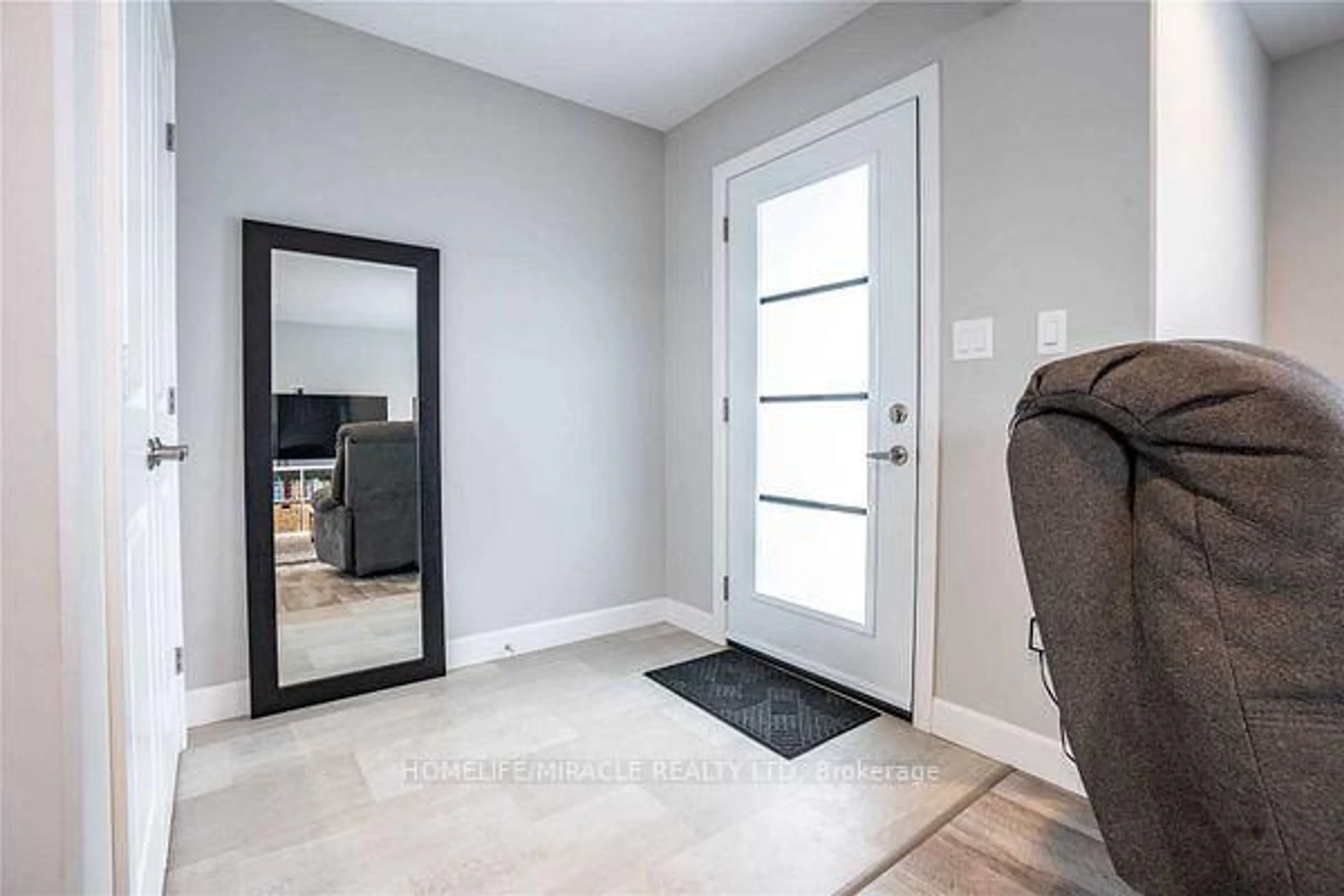 Indoor entryway for 163 Moonstone Cres, Chatham-Kent Ontario N7M 0S1