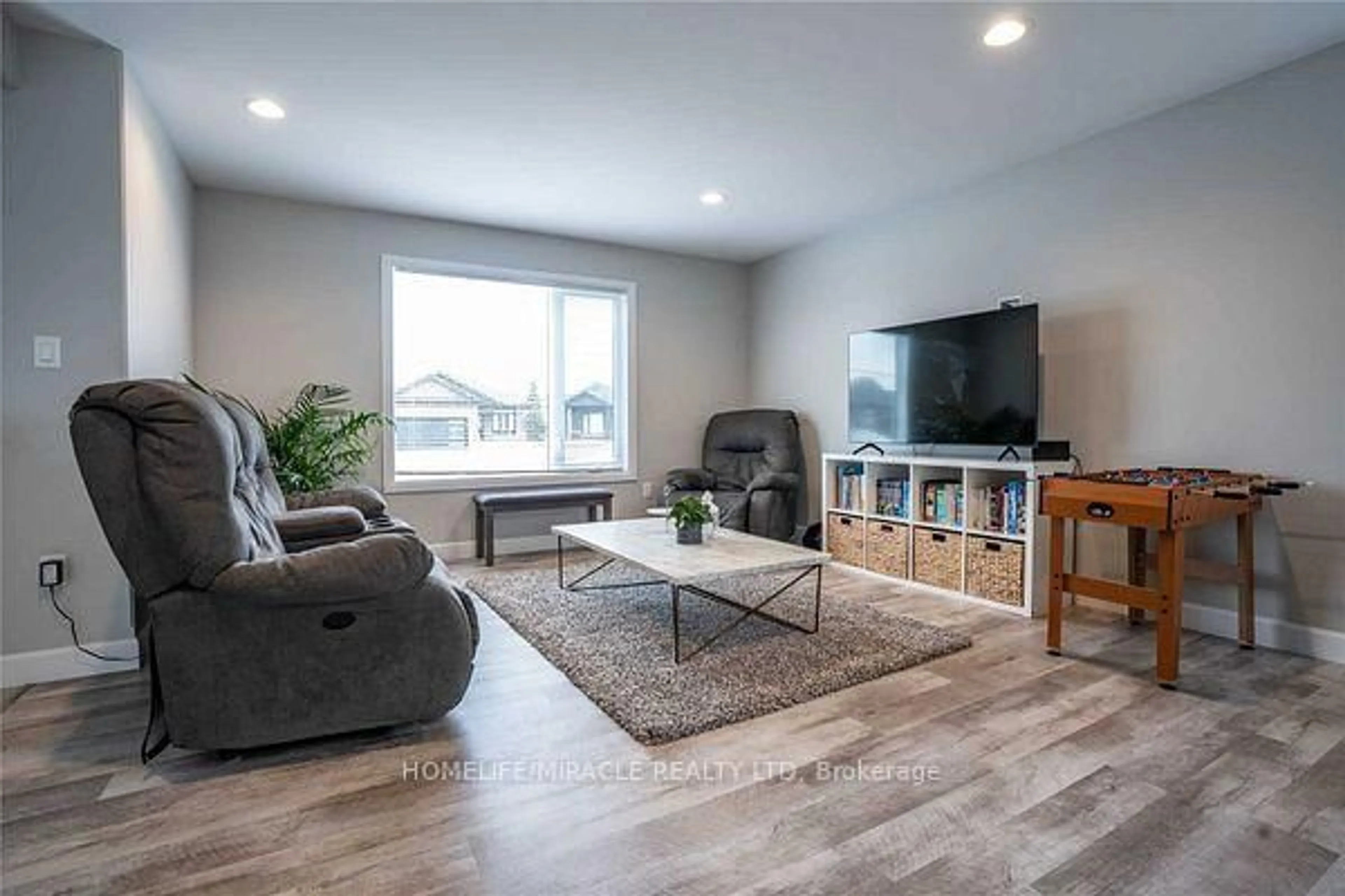 Living room with furniture, wood/laminate floor for 163 Moonstone Cres, Chatham-Kent Ontario N7M 0S1