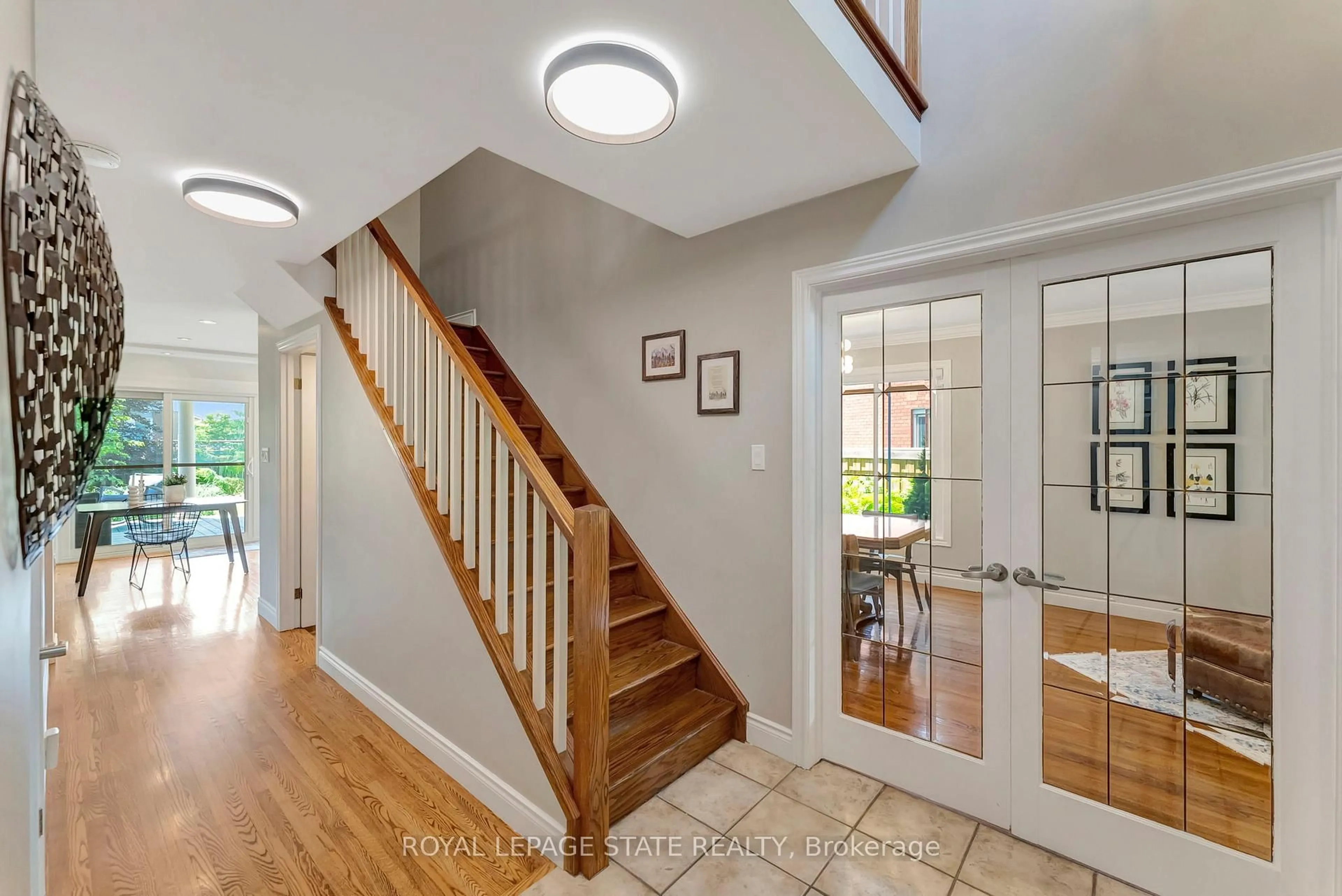 Indoor entryway for 14 Anita Crt, Hamilton Ontario L8W 3A6