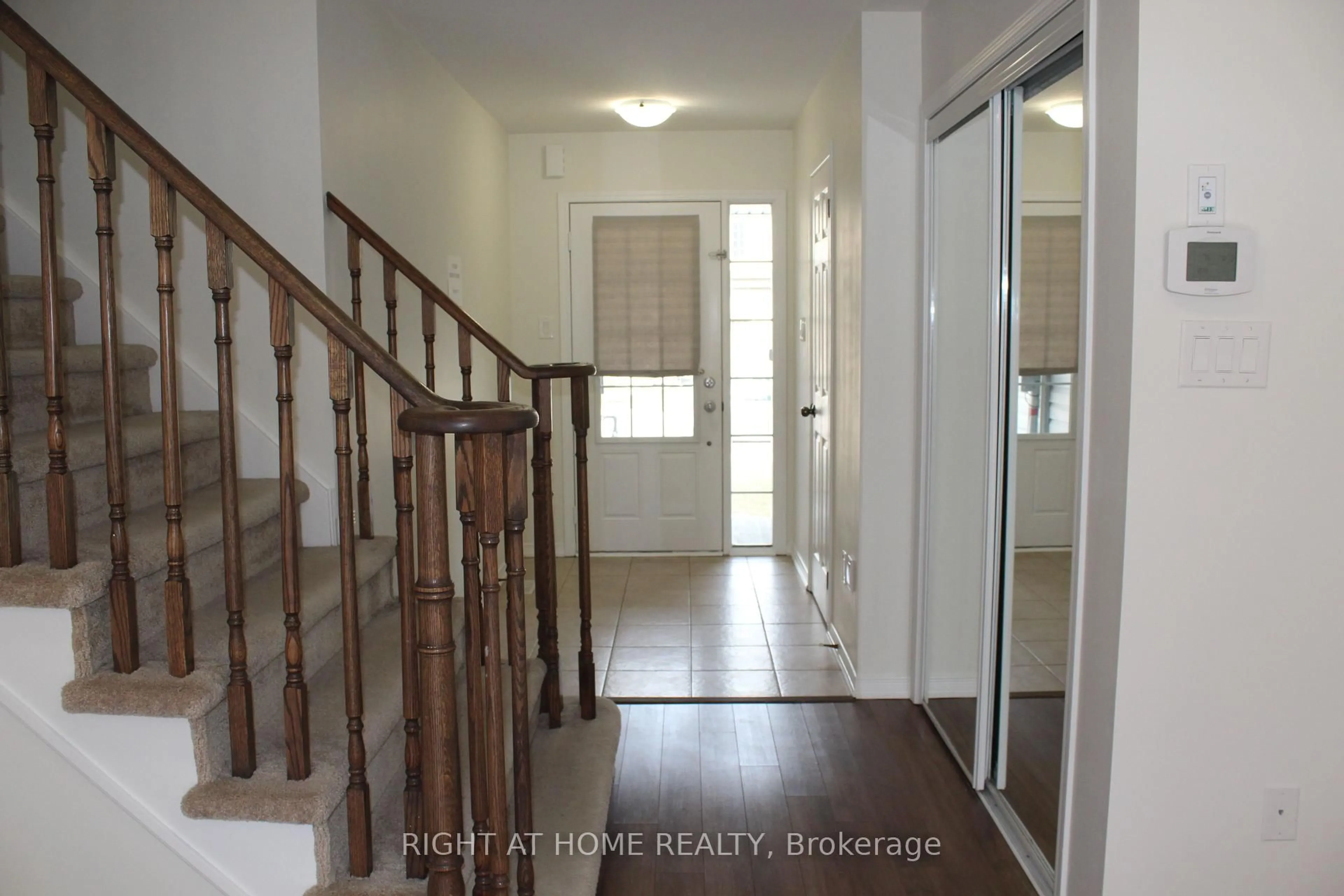 Indoor entryway for 171 Whitwell Way, Hamilton Ontario L0R 1C0