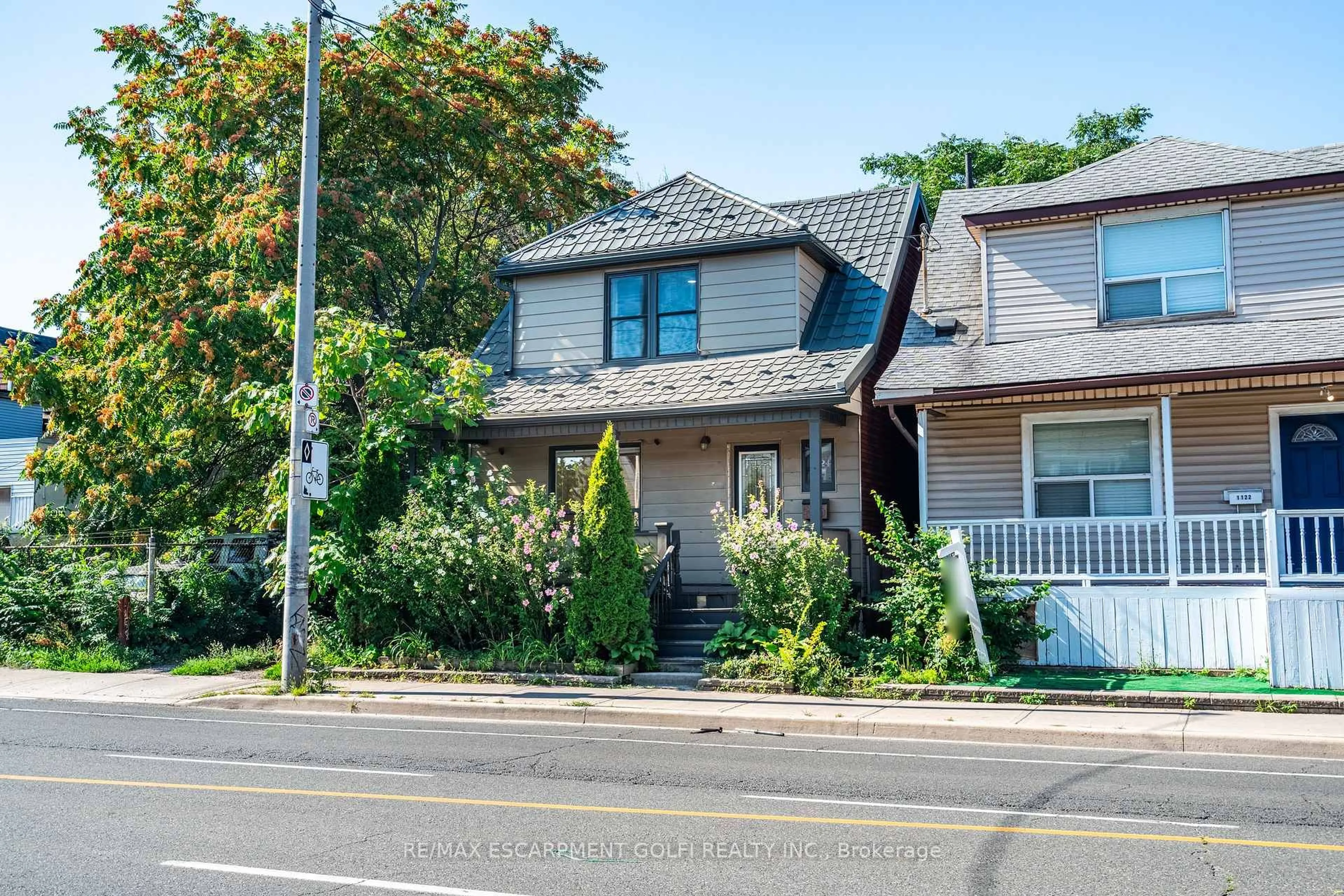 Home with vinyl exterior material, street for 1124 Cannon St, Hamilton Ontario L8L 2J8