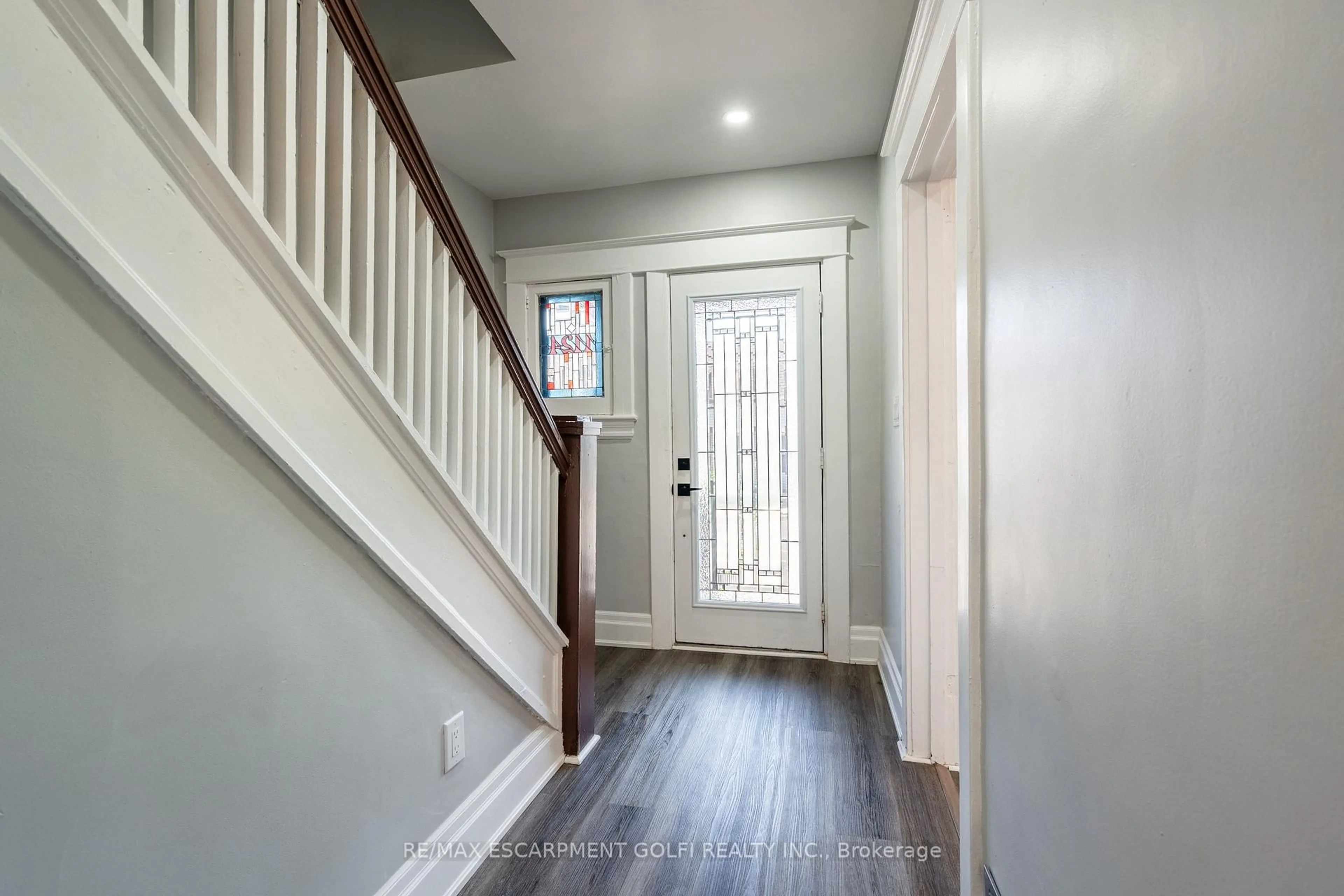Indoor entryway for 1124 Cannon St, Hamilton Ontario L8L 2J8