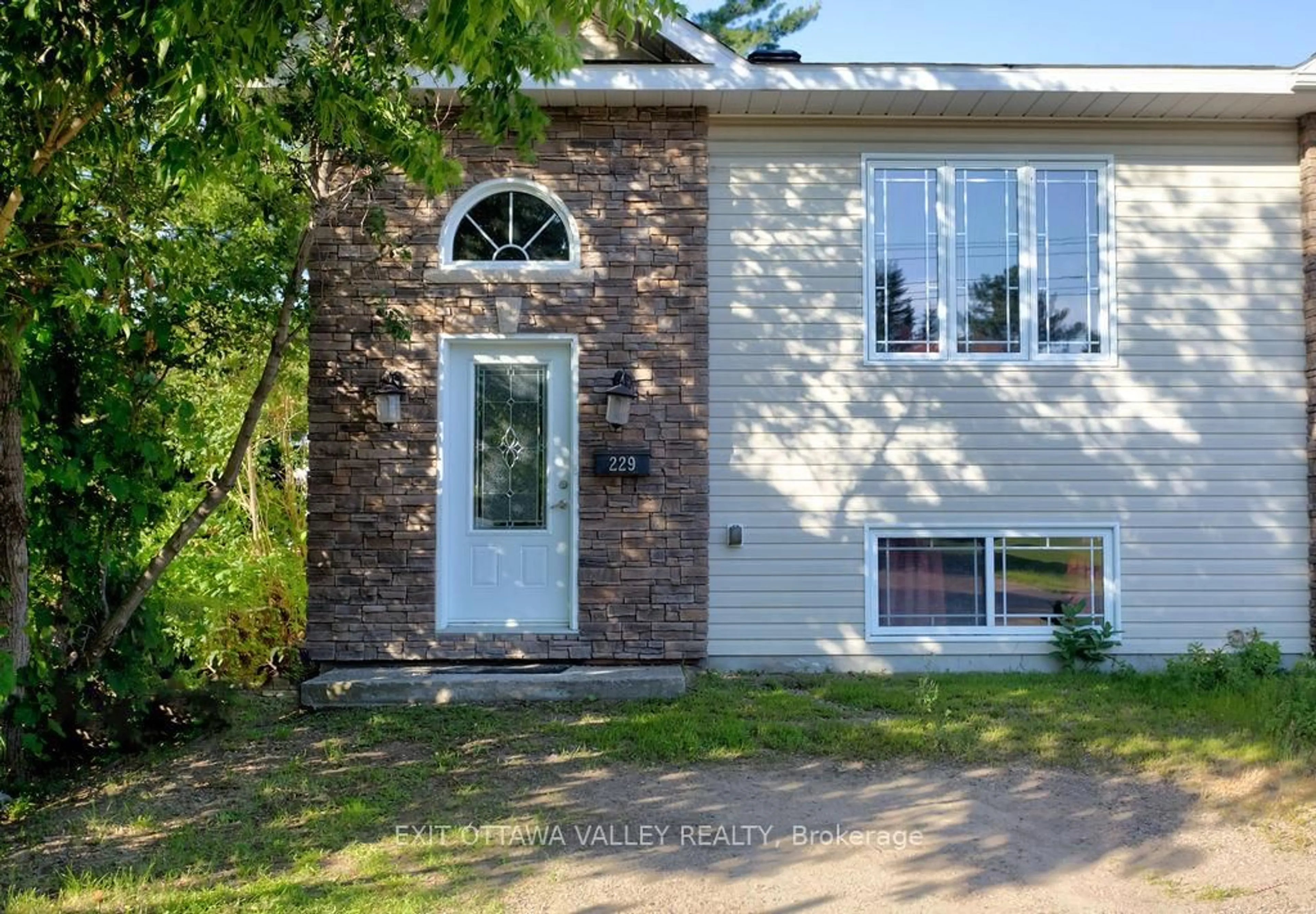 Home with brick exterior material, street for 229 Everett St, Pembroke Ontario K8A 3W3