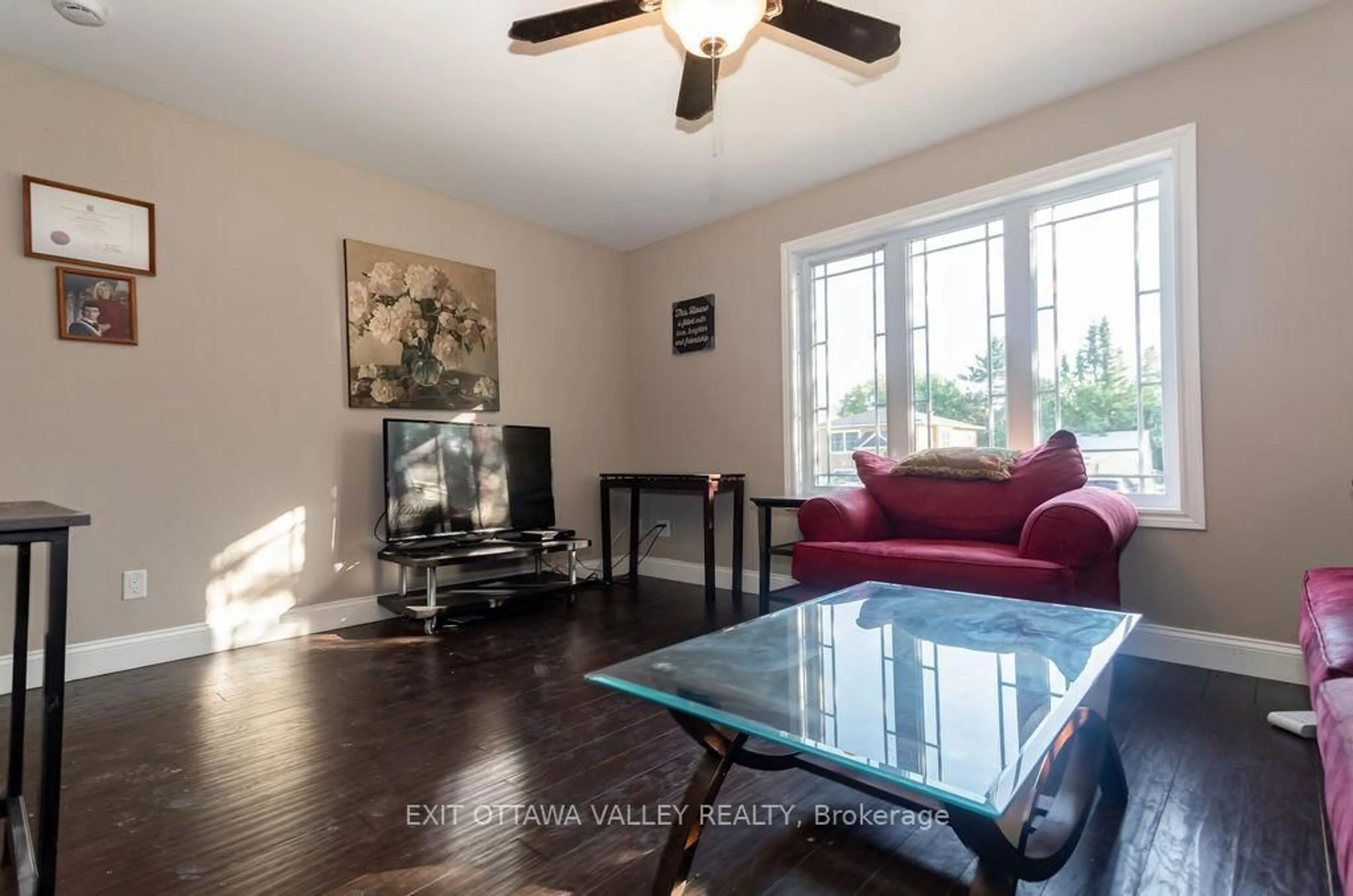 Living room with furniture, unknown for 229 Everett St, Pembroke Ontario K8A 3W3