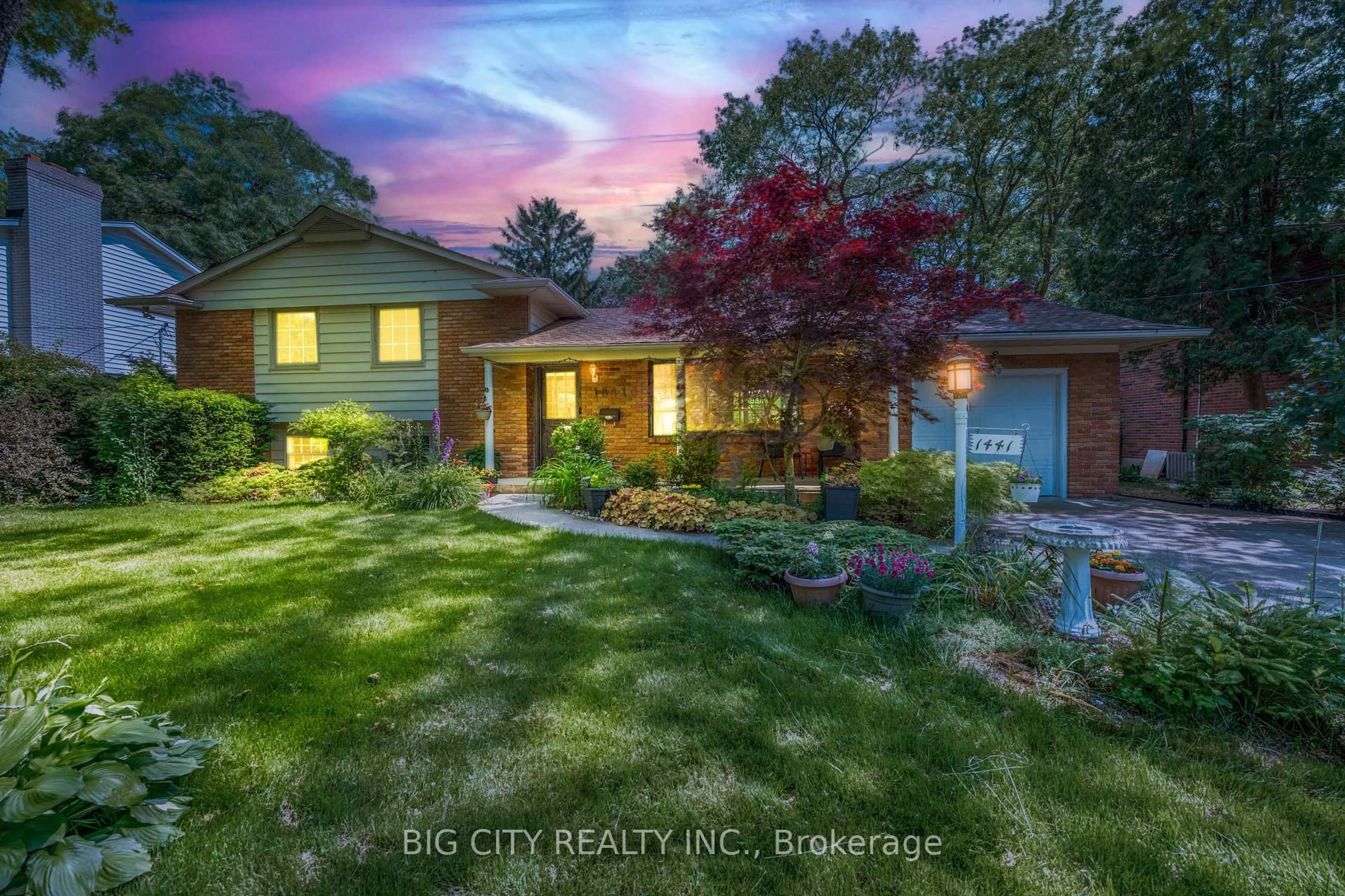 A pic from outside/outdoor area/front of a property/back of a property/a pic from drone, street for 1441 Sylvan Crt, Sarnia Ontario N7S 2K8