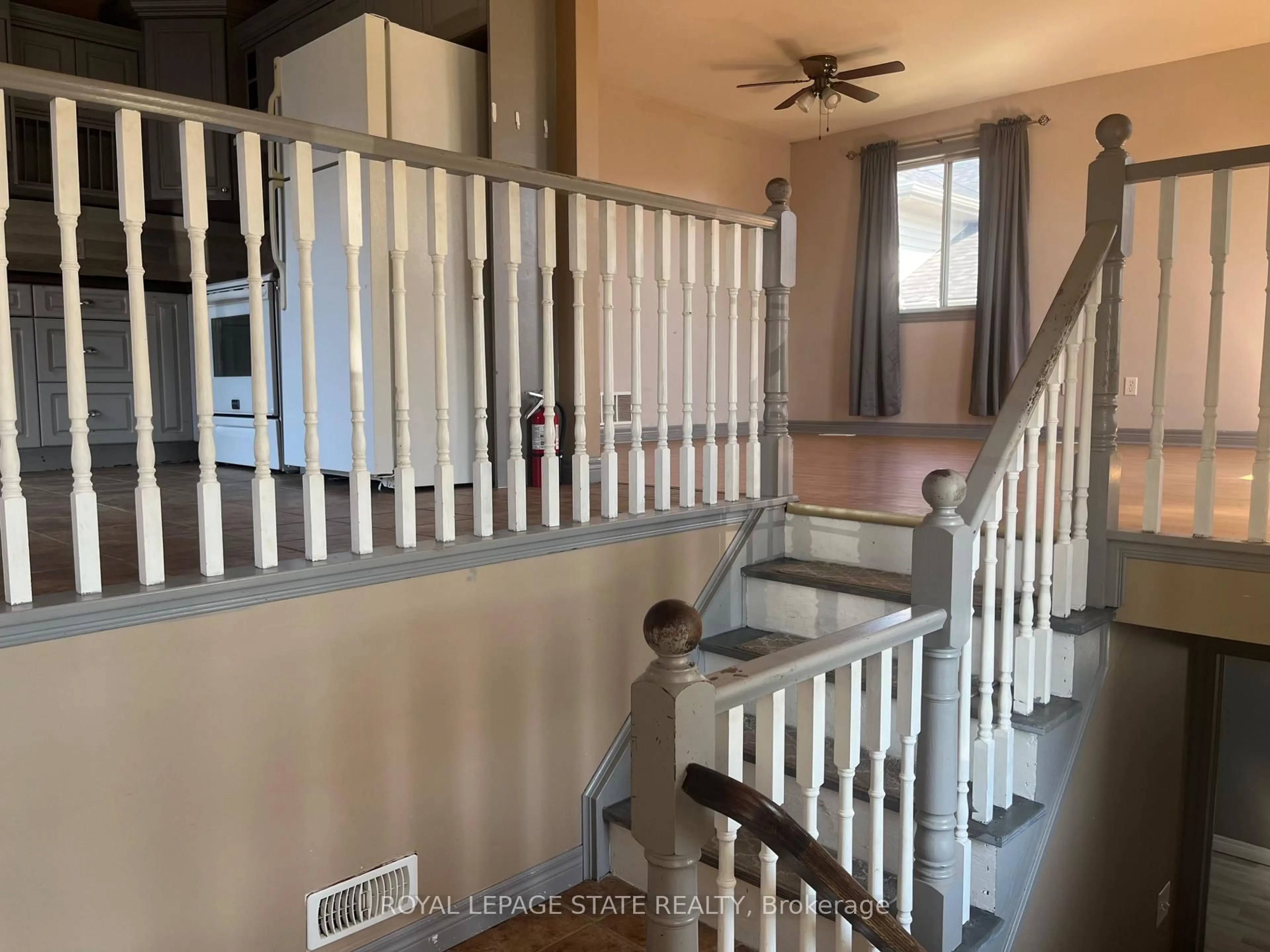Indoor foyer for 17 Mapleview Dr, Haldimand Ontario N0A 1H0