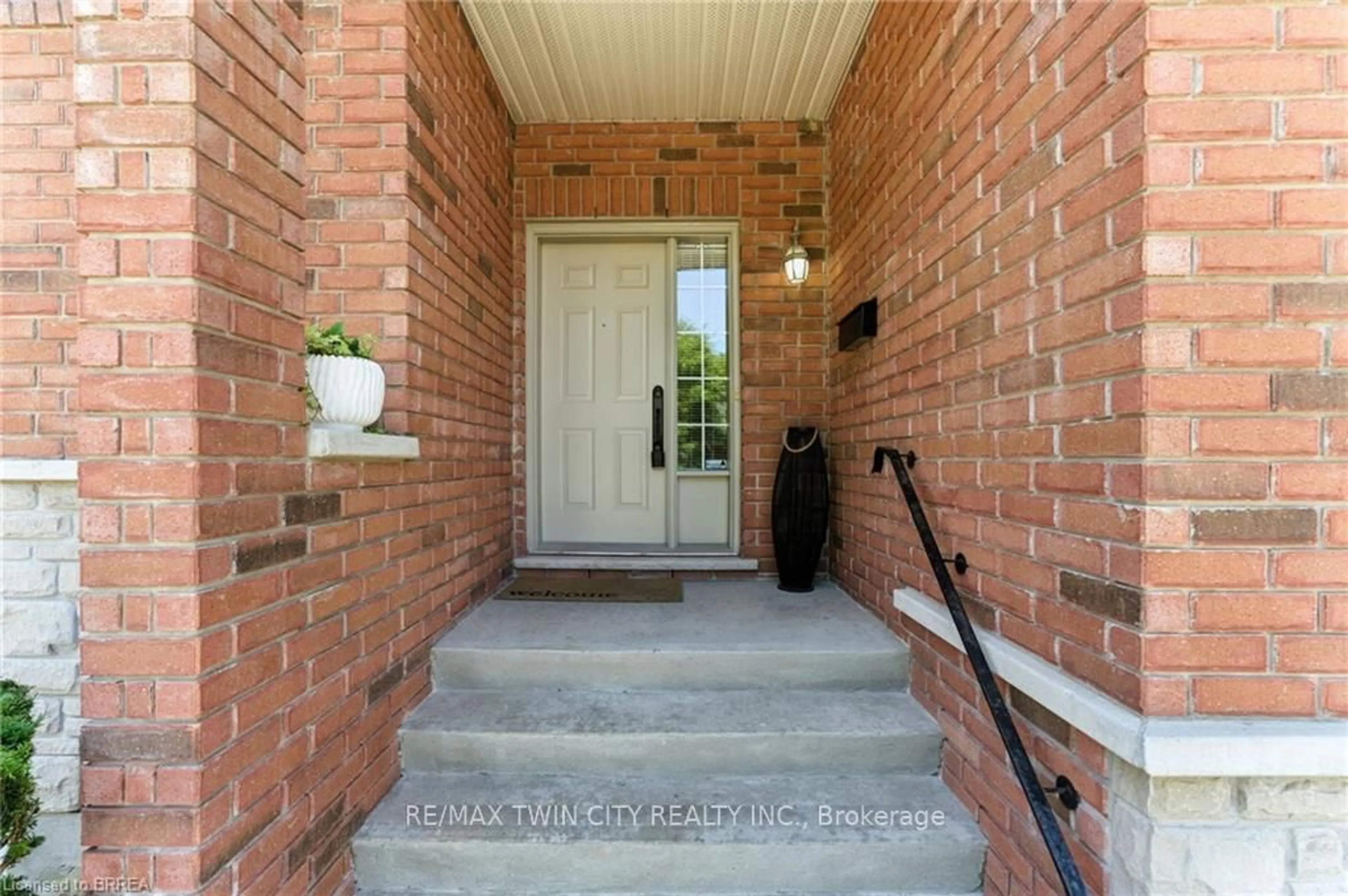 Indoor entryway for 24 Hardy Rd #18, Brantford Ontario N3T 5K6