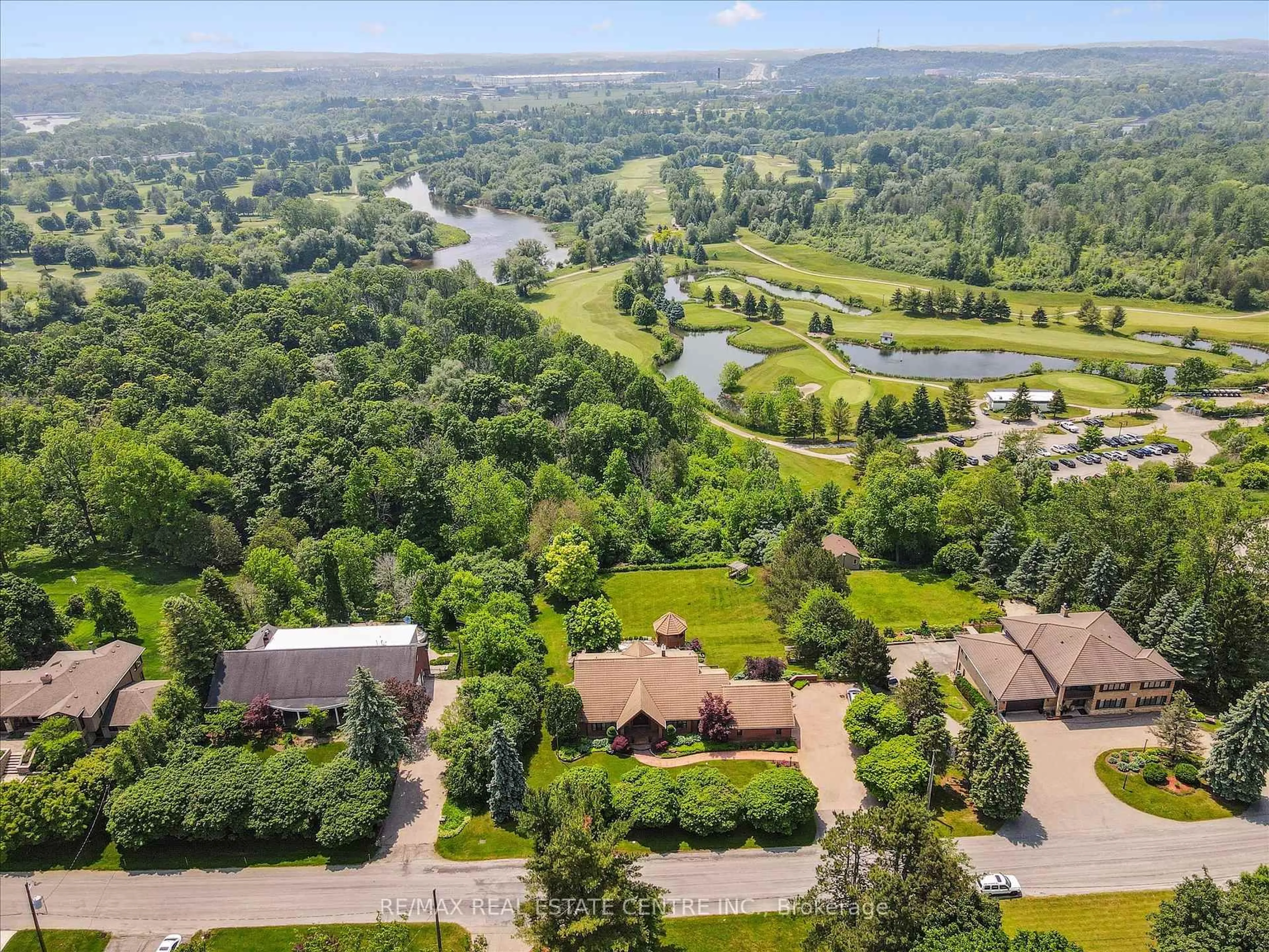 A pic from outside/outdoor area/front of a property/back of a property/a pic from drone, water/lake/river/ocean view for 211 Edgehill Dr, Kitchener Ontario N2P 2C6