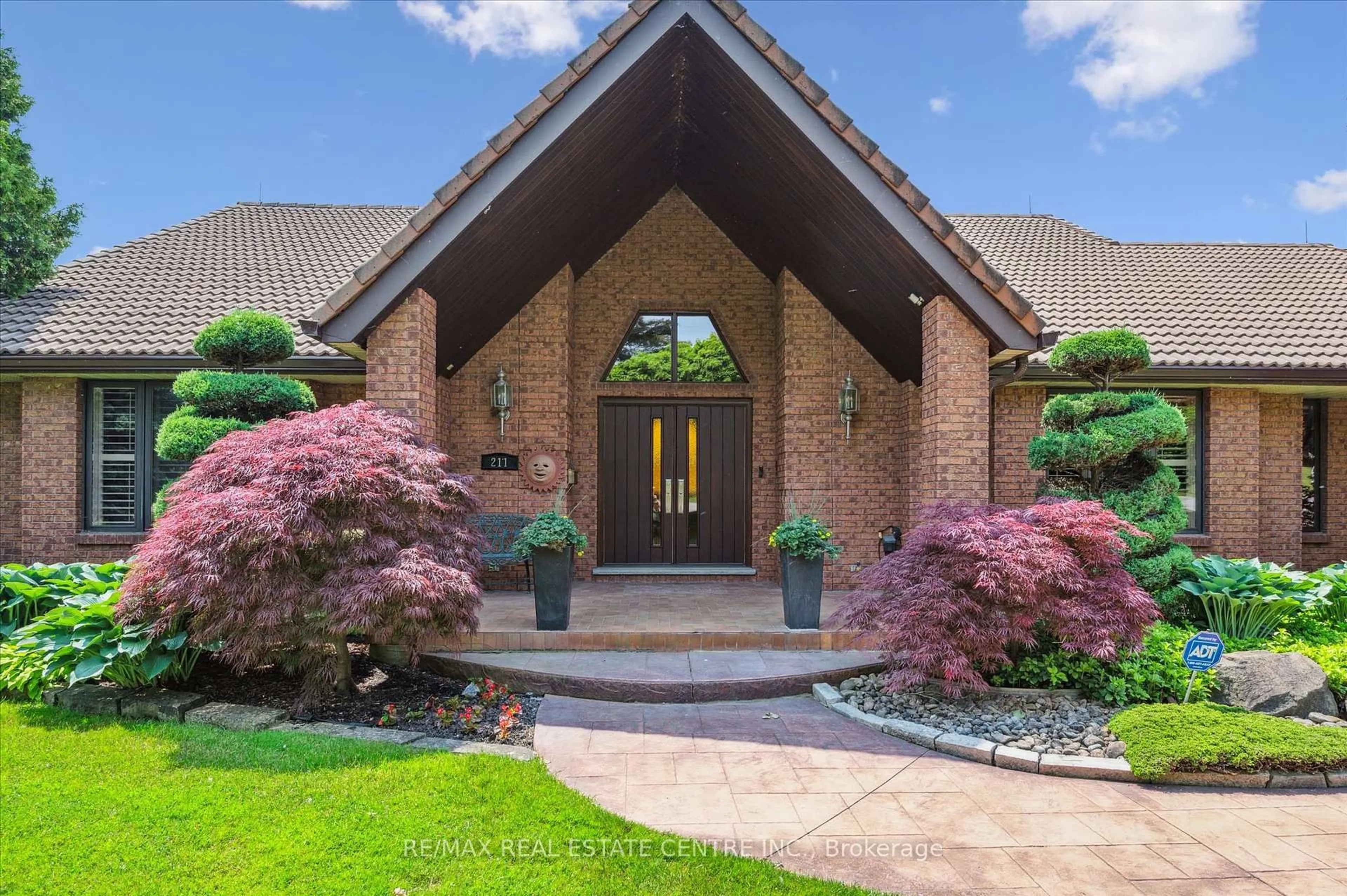 Home with brick exterior material, unknown for 211 Edgehill Dr, Kitchener Ontario N2P 2C6