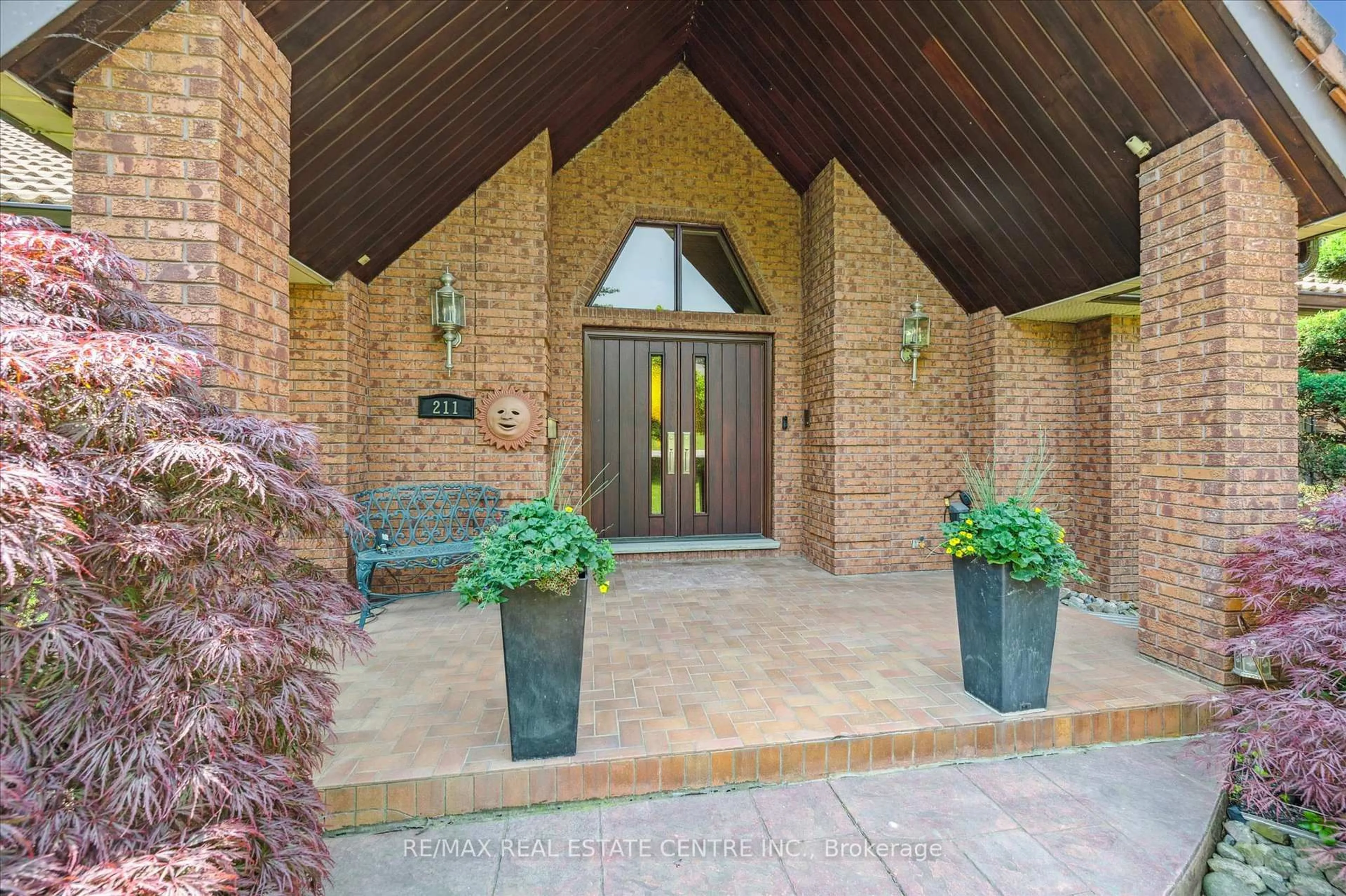 Indoor foyer for 211 Edgehill Dr, Kitchener Ontario N2P 2C6