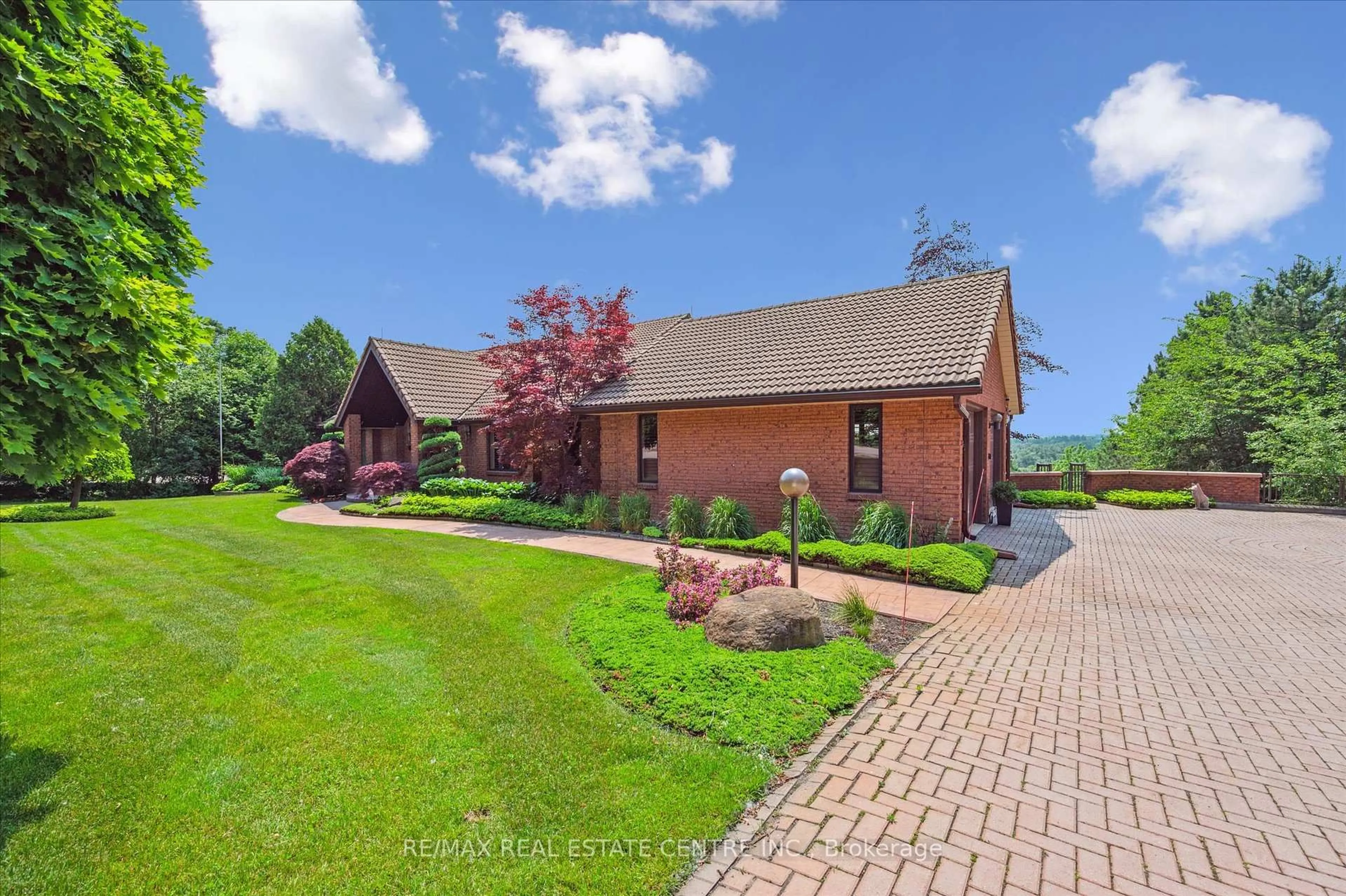 A pic from outside/outdoor area/front of a property/back of a property/a pic from drone, unknown for 211 Edgehill Dr, Kitchener Ontario N2P 2C6
