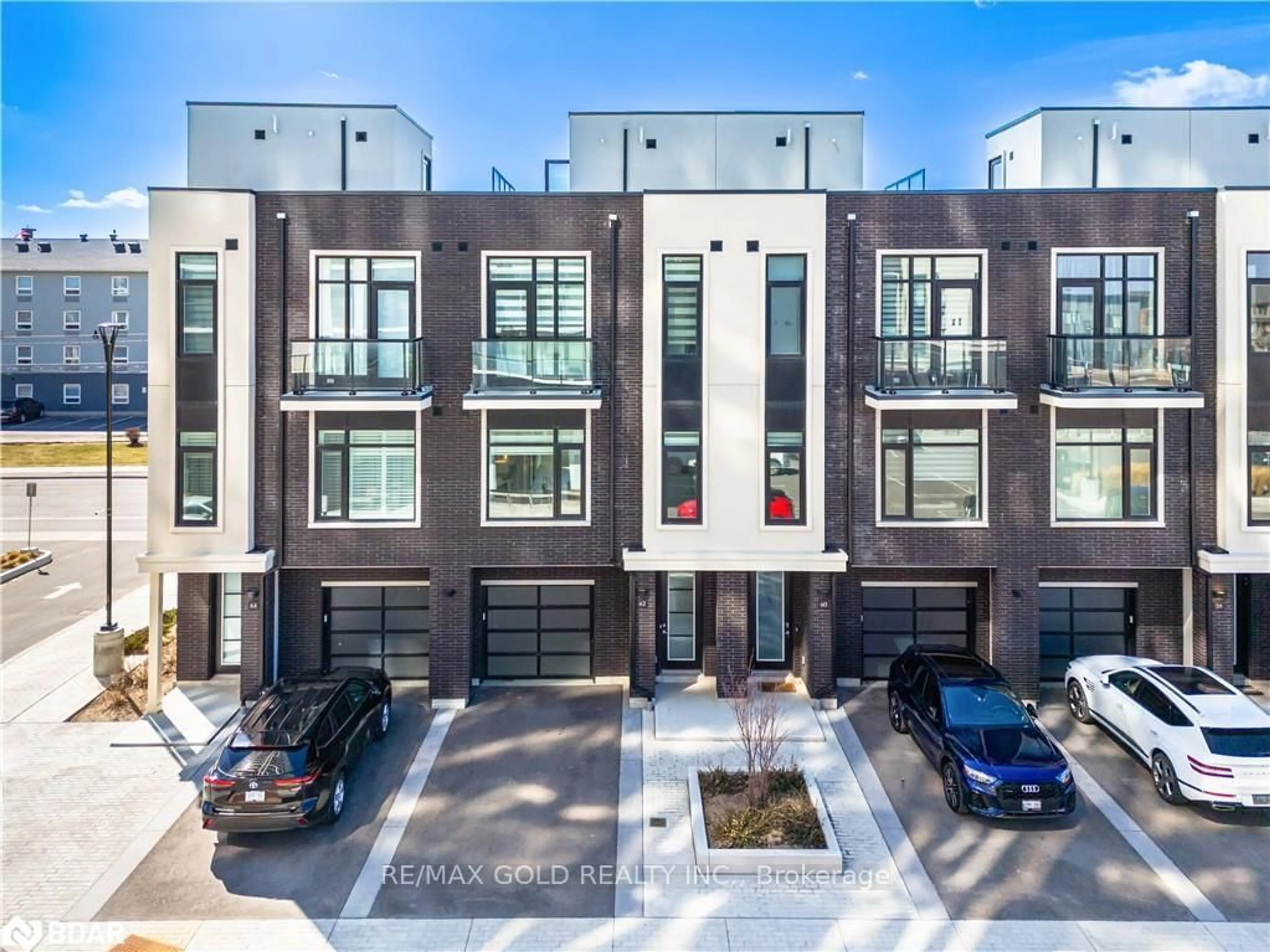A pic from outside/outdoor area/front of a property/back of a property/a pic from drone, street for 62 Windward Dr, Grimsby Ontario L3M 0J2