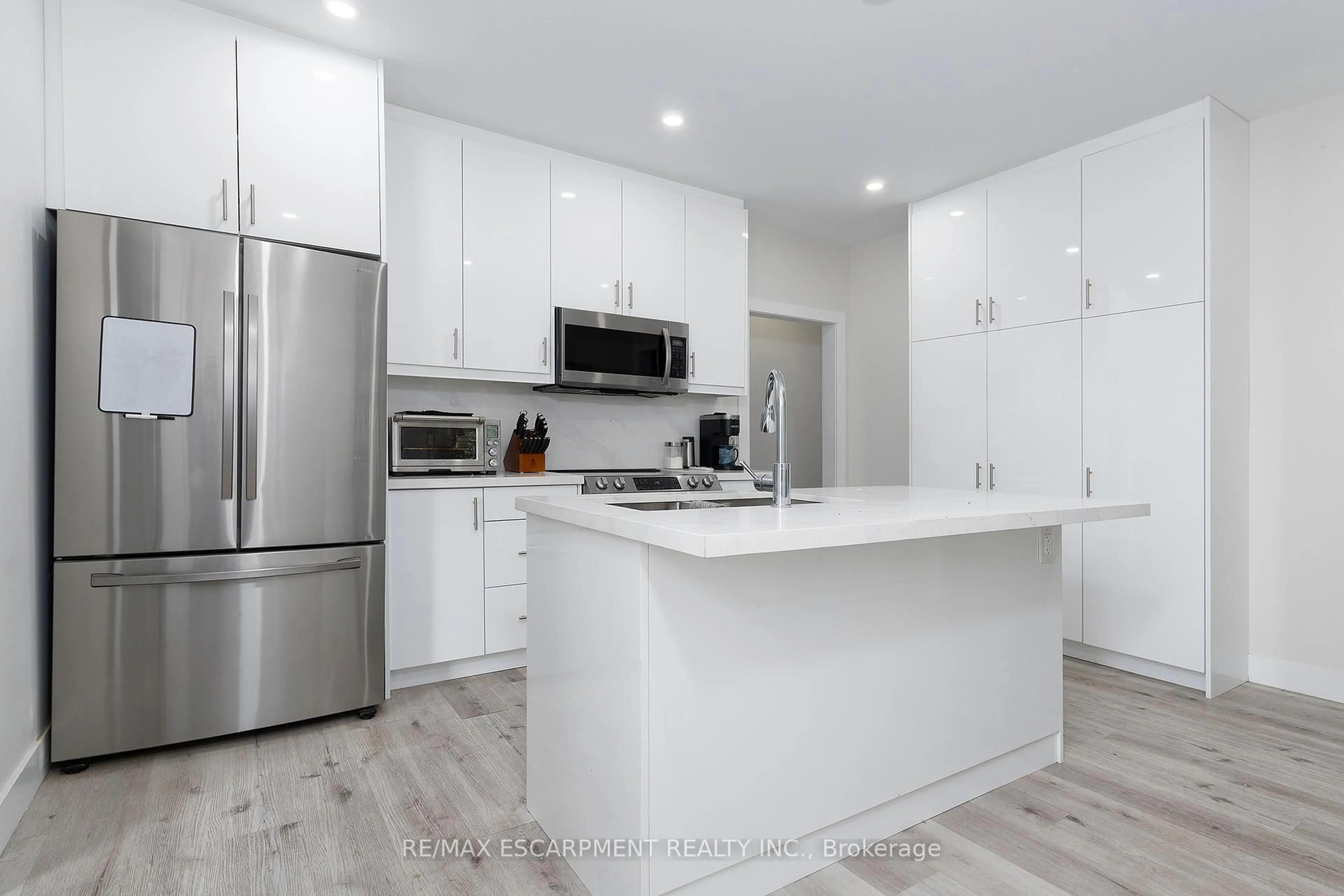 Contemporary kitchen, unknown for 2546 WILSON St, Hamilton Ontario L0R 1A0