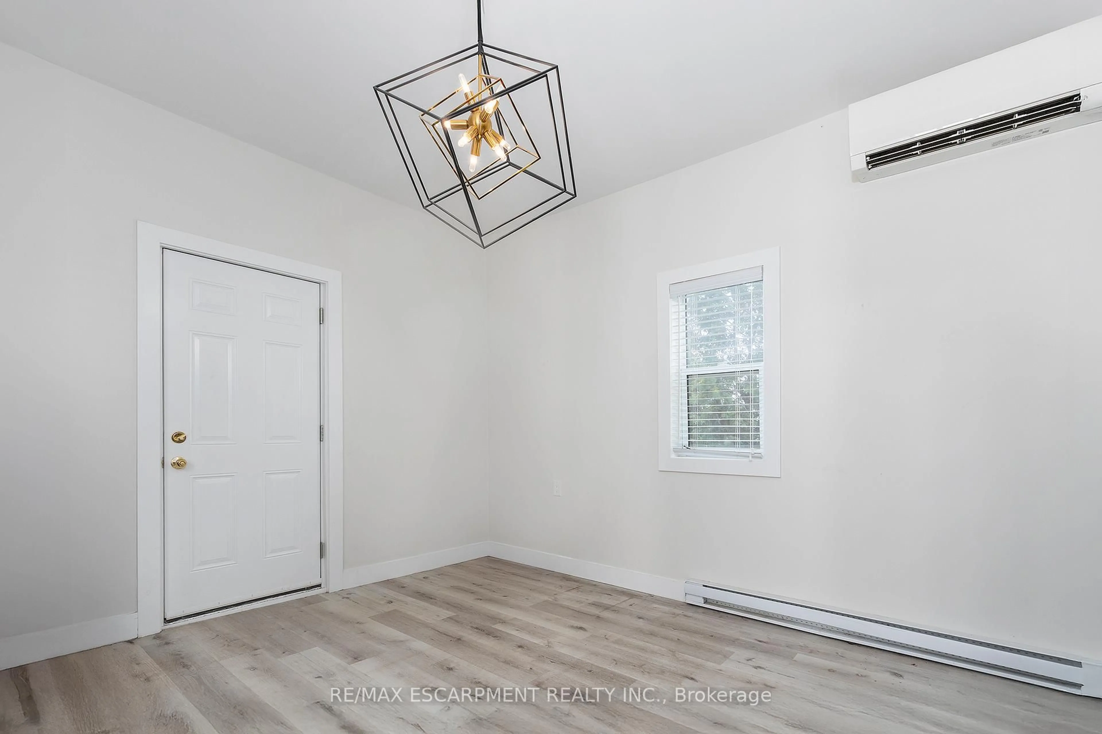 Indoor entryway for 2546 WILSON St, Hamilton Ontario L0R 1A0
