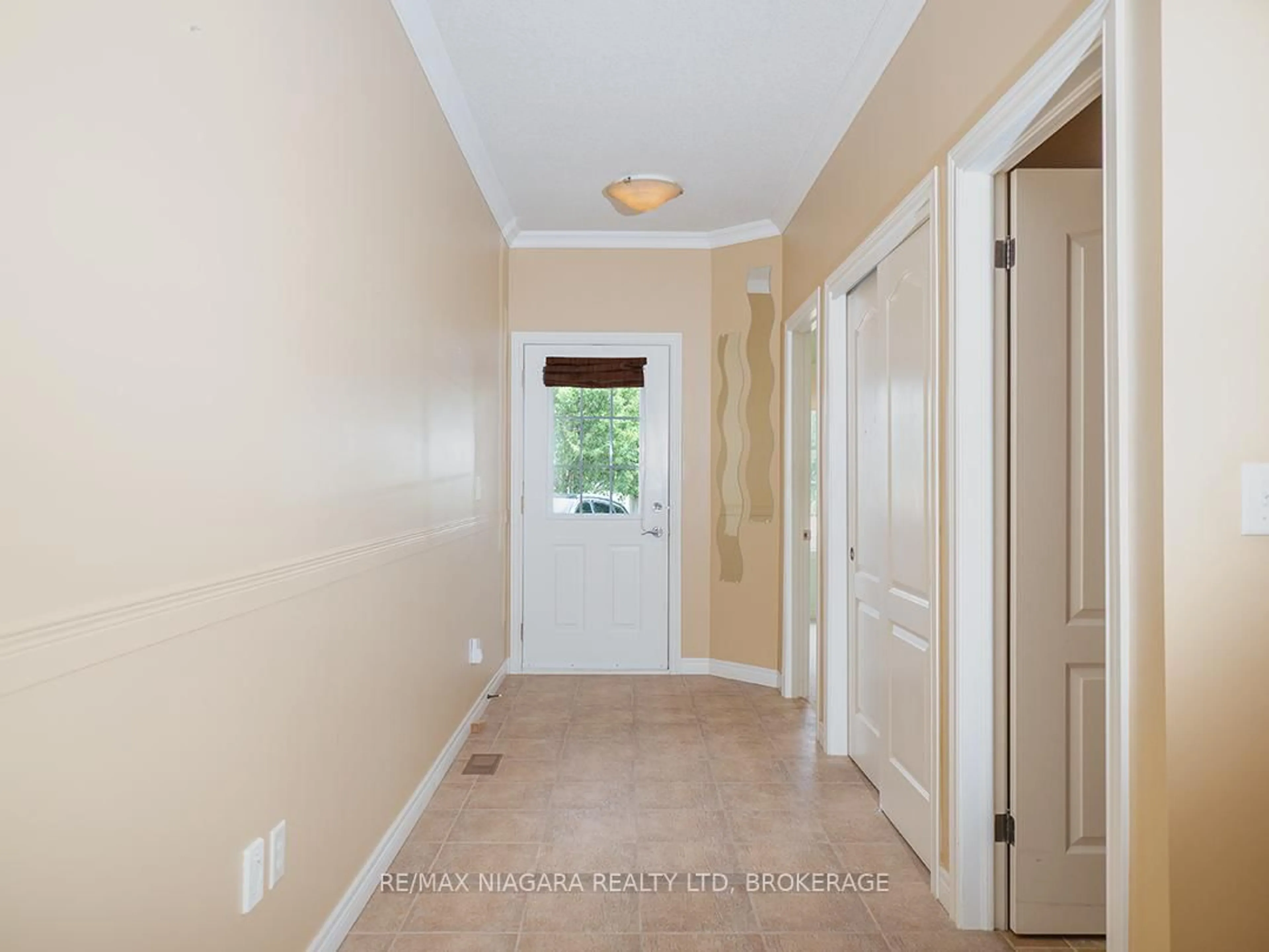 Indoor entryway for 38 Maple St, Port Colborne Ontario L3K 6G7