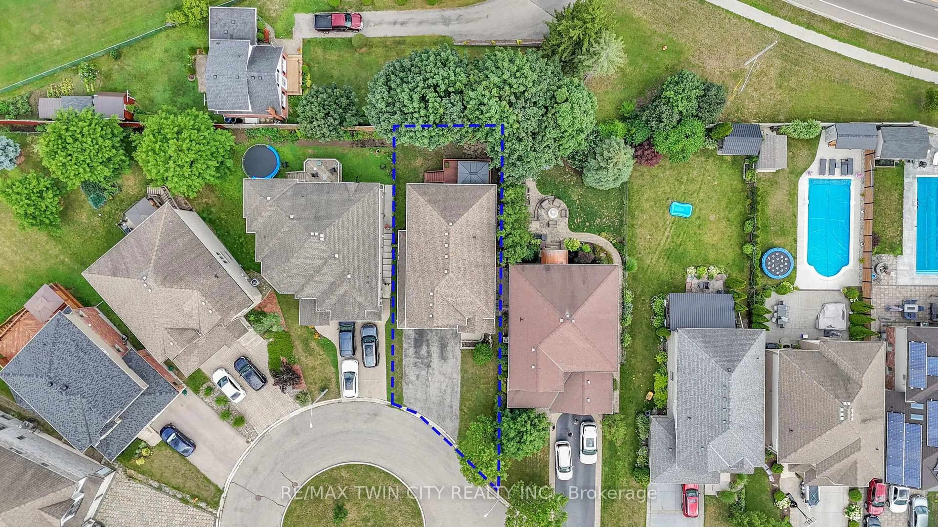 A pic from outside/outdoor area/front of a property/back of a property/a pic from drone, street for 224 Paige Pl, Kitchener Ontario N2K 4P5