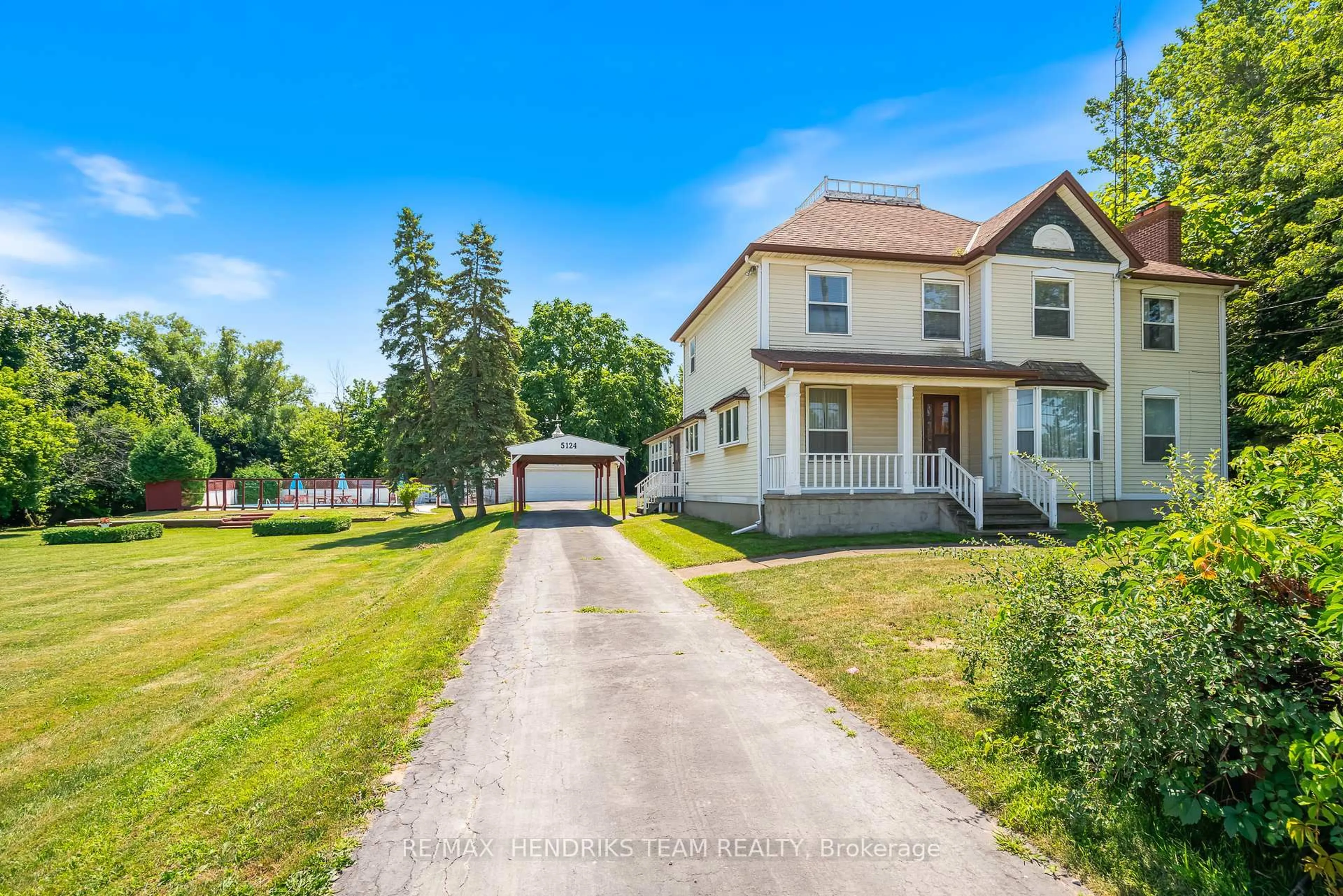 A pic from outside/outdoor area/front of a property/back of a property/a pic from drone, street for 5124 Greenlane Rd, Lincoln Ontario L3J 1M8