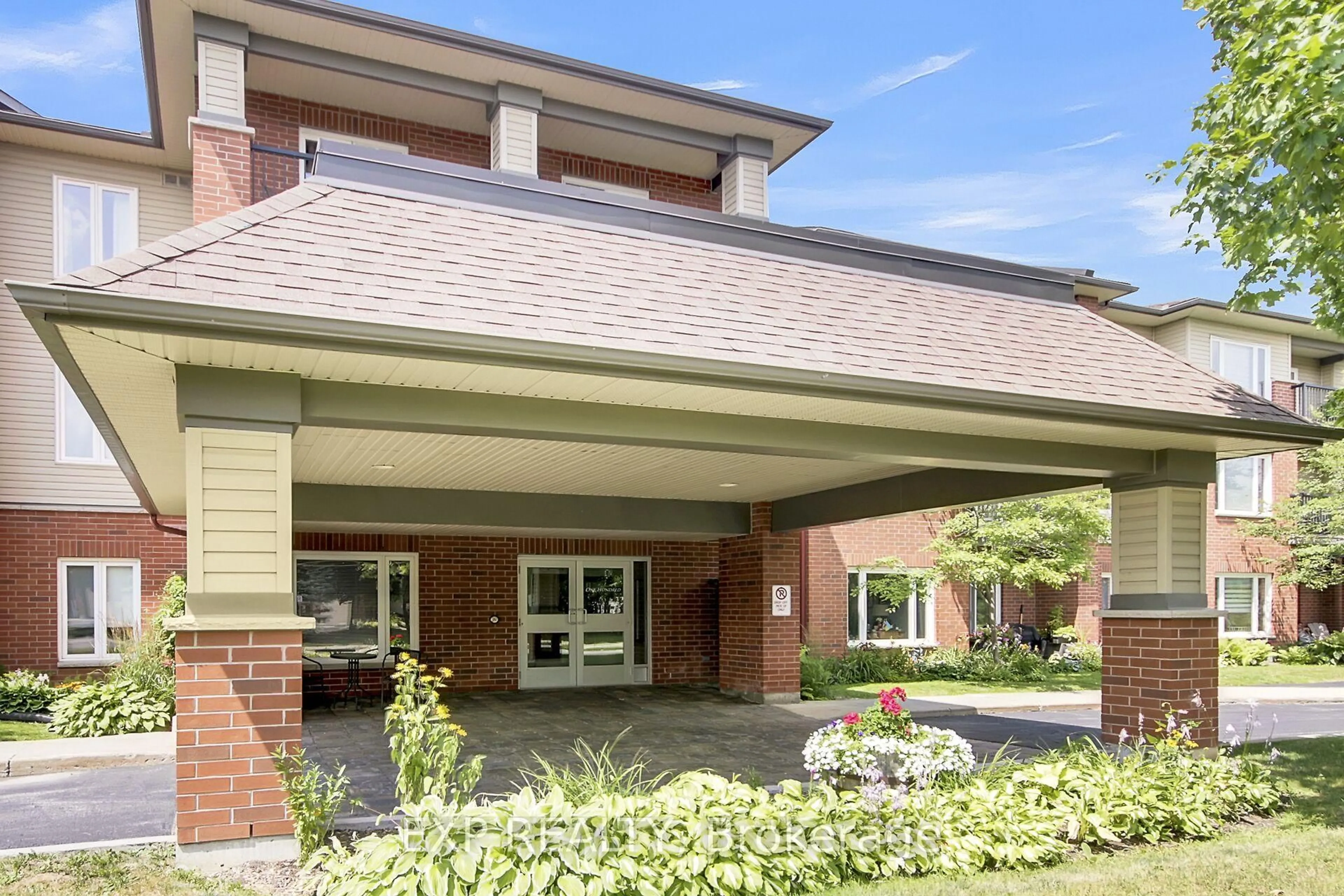 Indoor foyer for 100 Jamieson St #207, Almonte Ontario K0A 1A0