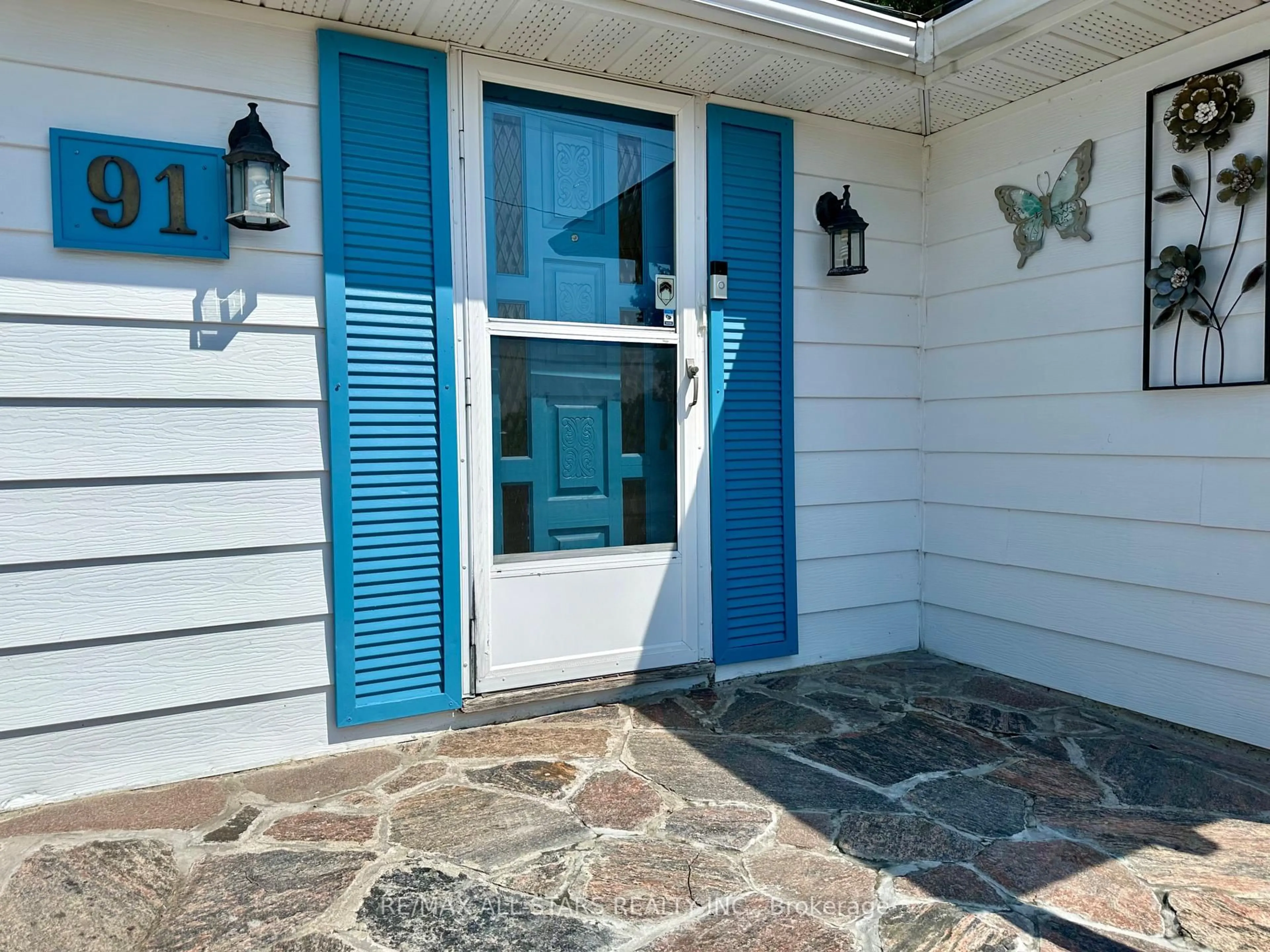 Indoor entryway for 91 Front St, Kawartha Lakes Ontario K0M 1A0